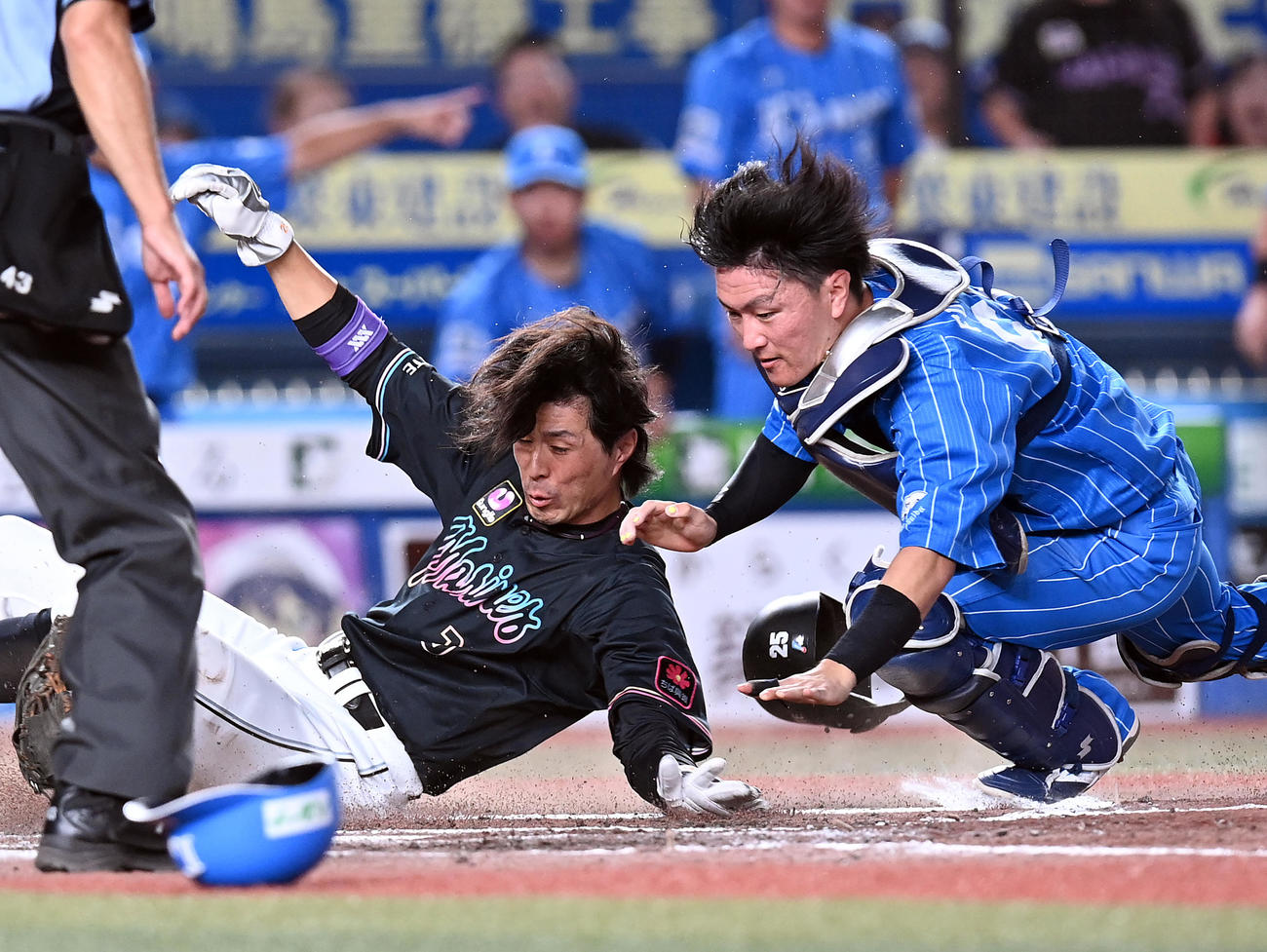 ロッテ対西武　9回裏ロッテ1死二、三塁、荻野の中犠飛で生還する代打岡。右は捕手古市（撮影・たえ見朱実）