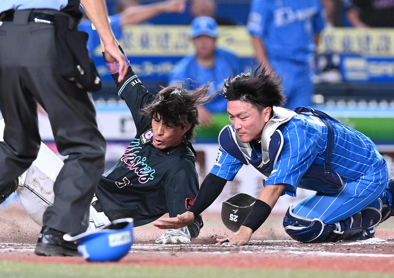 ロッテ対西武　9回裏ロッテ1死二、三塁、荻野の中犠飛で生還する代打岡（撮影・たえ見朱実）