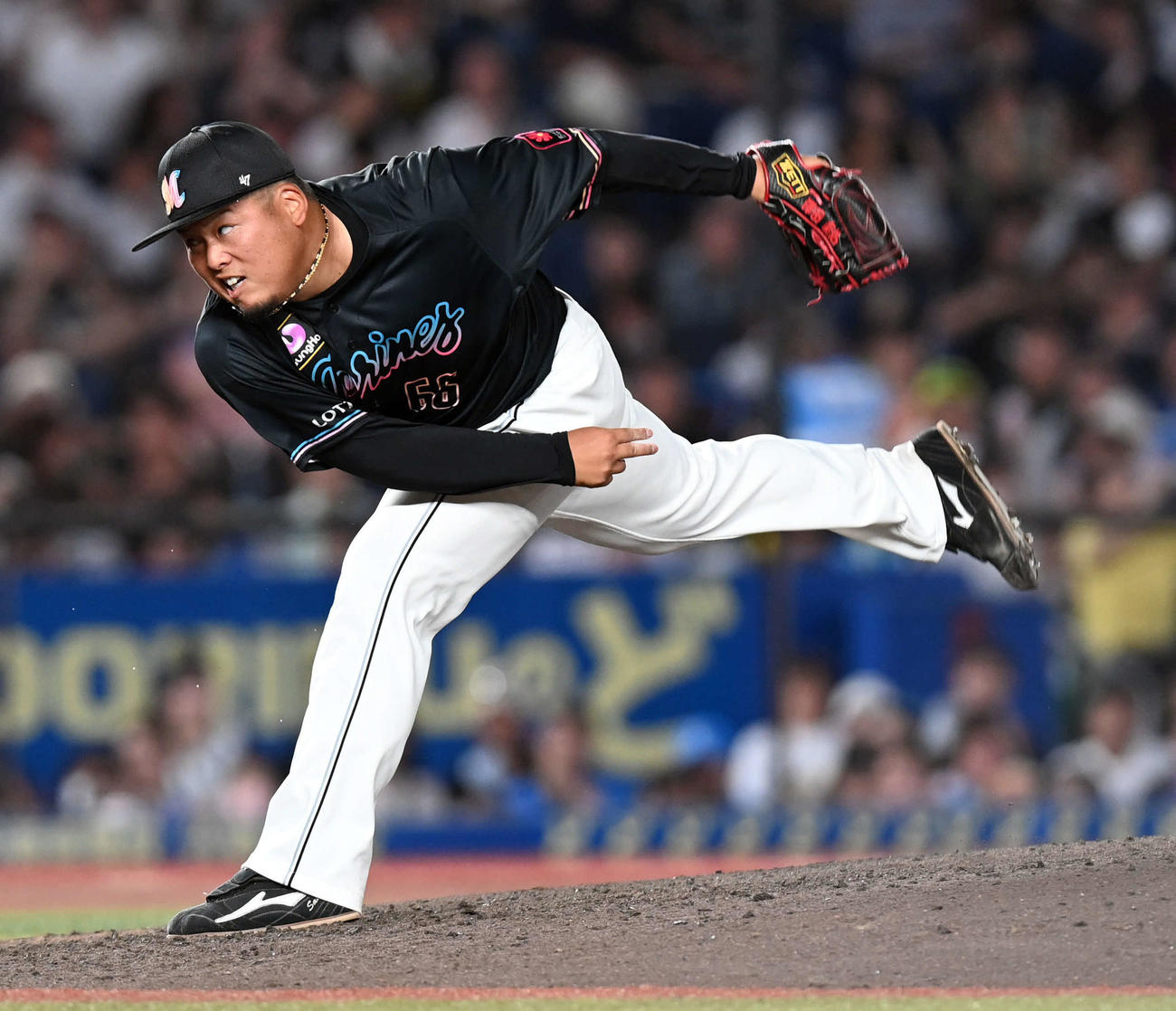 ロッテ対西武　9回からマウンドに上がったロッテ沢田（撮影・たえ見朱実）