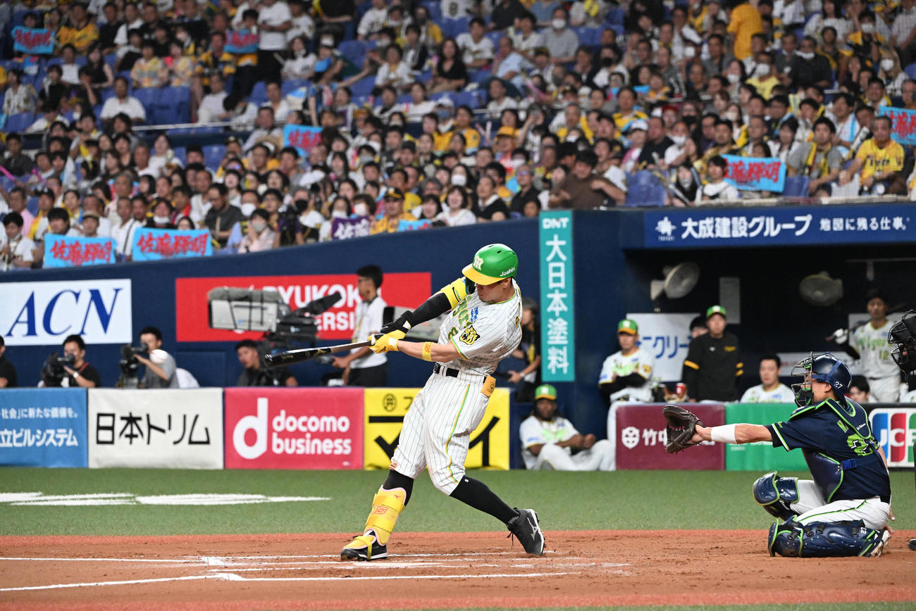 阪神対ヤクルト　10回裏阪神2死、右前打を放つ佐藤輝（撮影・和賀正仁）