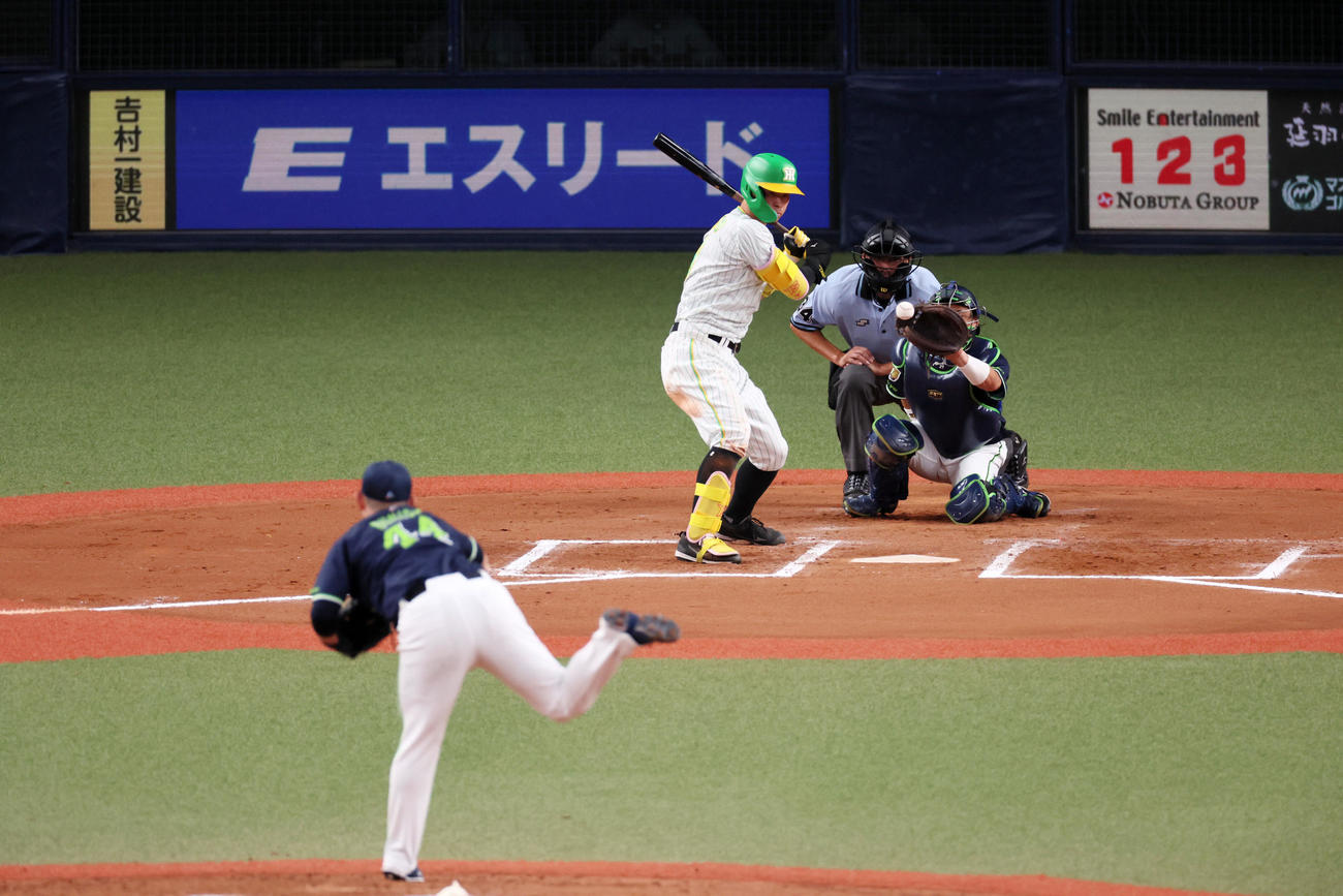 阪神対ヤクルト　6回裏阪神1死、佐藤輝は四球を選ぶ。投手大西（撮影・加藤哉）