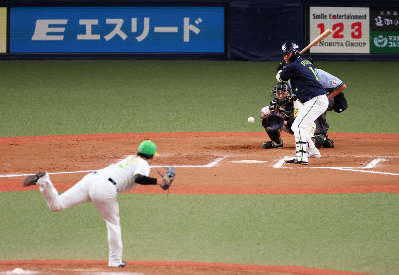 阪神対ヤクルト　10回表ヤクルト1死満塁、代打山田は三振に倒れる。投手は岩崎（撮影・加藤哉）