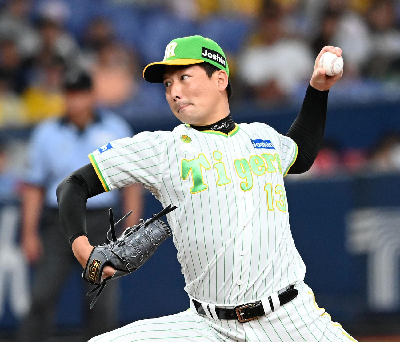 阪神対ヤクルト　阪神5番手の岩崎（撮影・前岡正明）