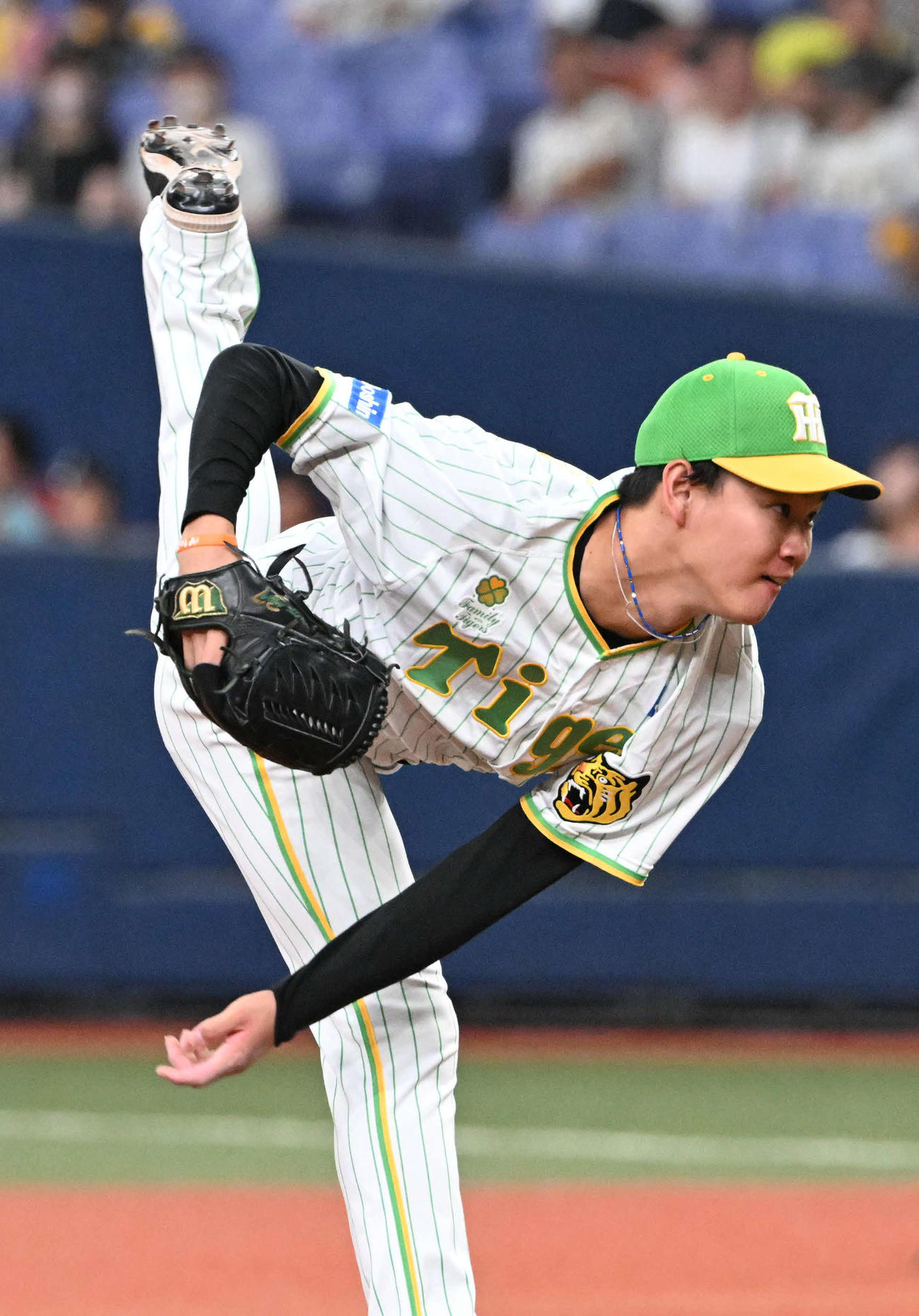 阪神対ヤクルト　11回に登板する阪神及川（撮影・和賀正仁）