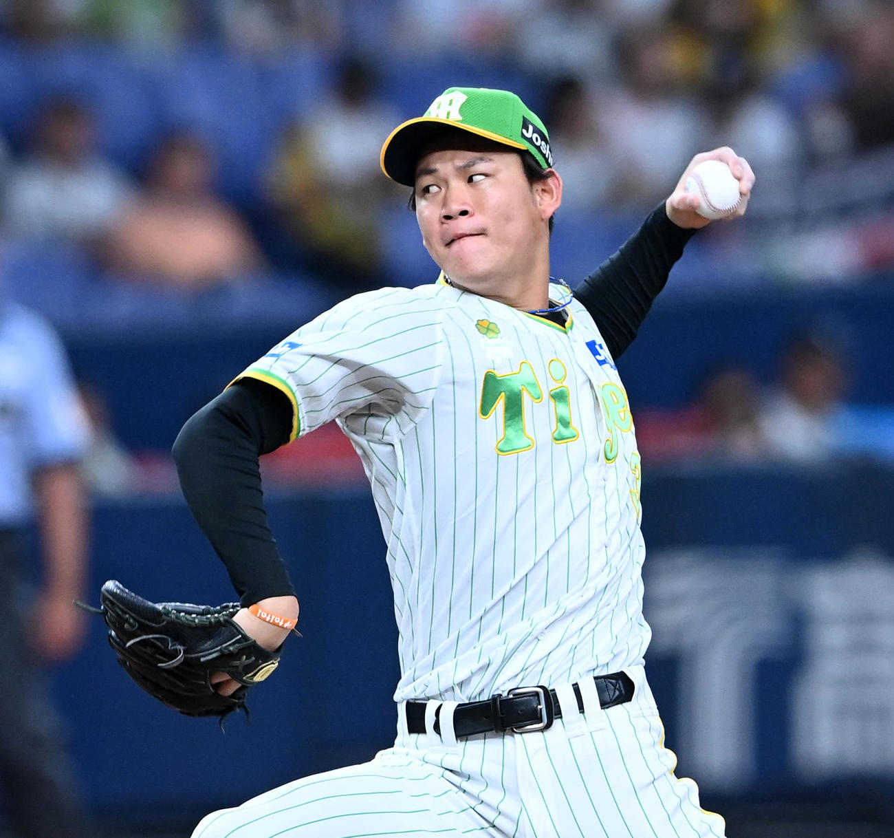 阪神対ヤクルト　阪神6番手の及川（撮影・前岡正明）