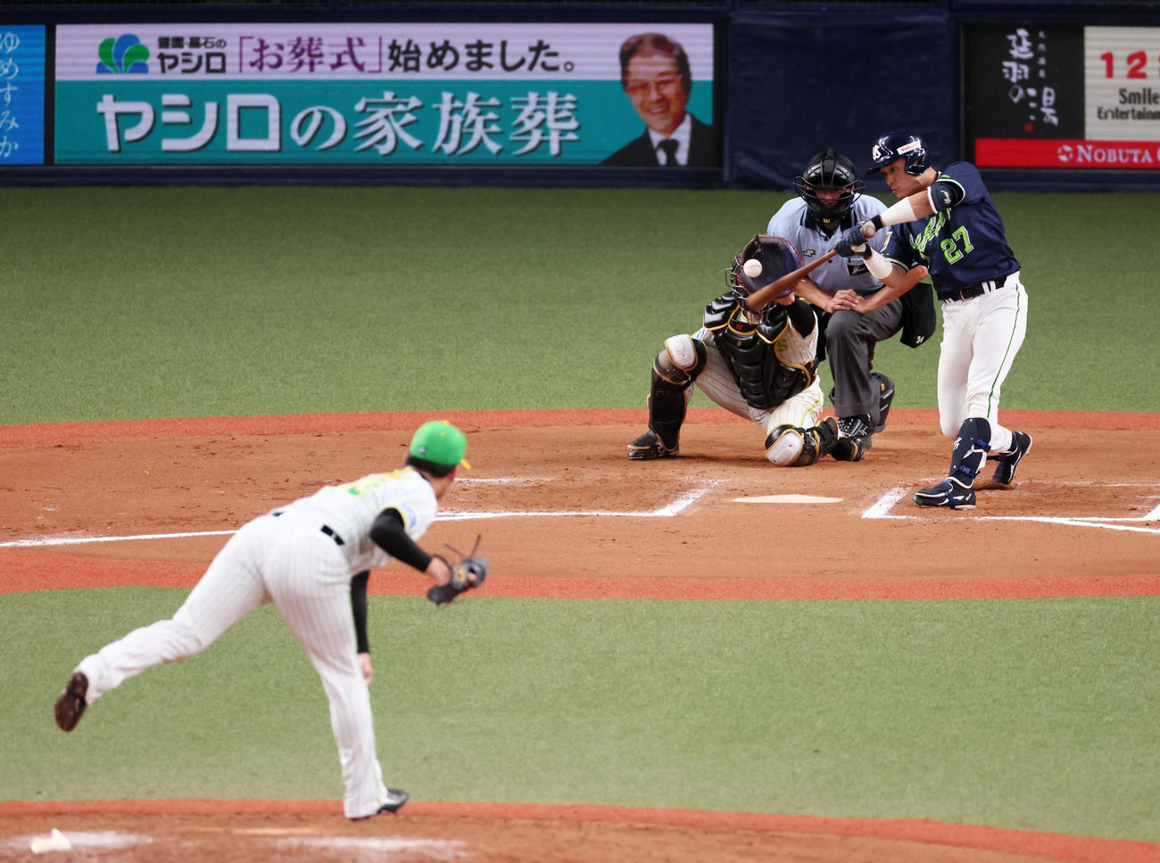 阪神対ヤクルト　10回表ヤクルト2死満塁、中村は三振に倒れる。投手は岩崎（撮影・加藤哉）