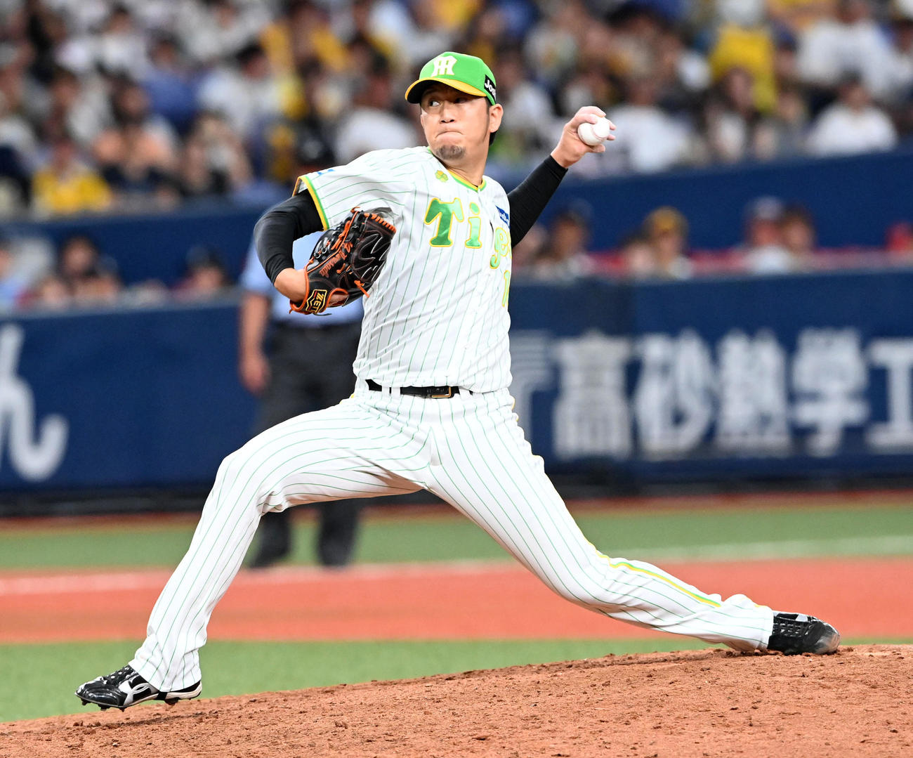 阪神対ヤクルト　阪神3番手の岩貞（撮影・前岡正明）