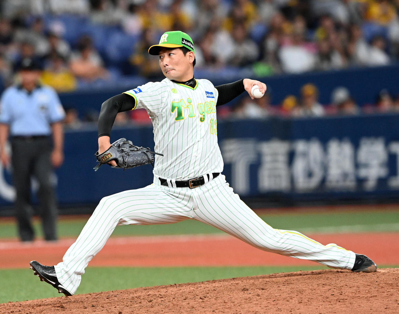 阪神対ヤクルト　阪神5番手の岩崎（撮影・前岡正明）