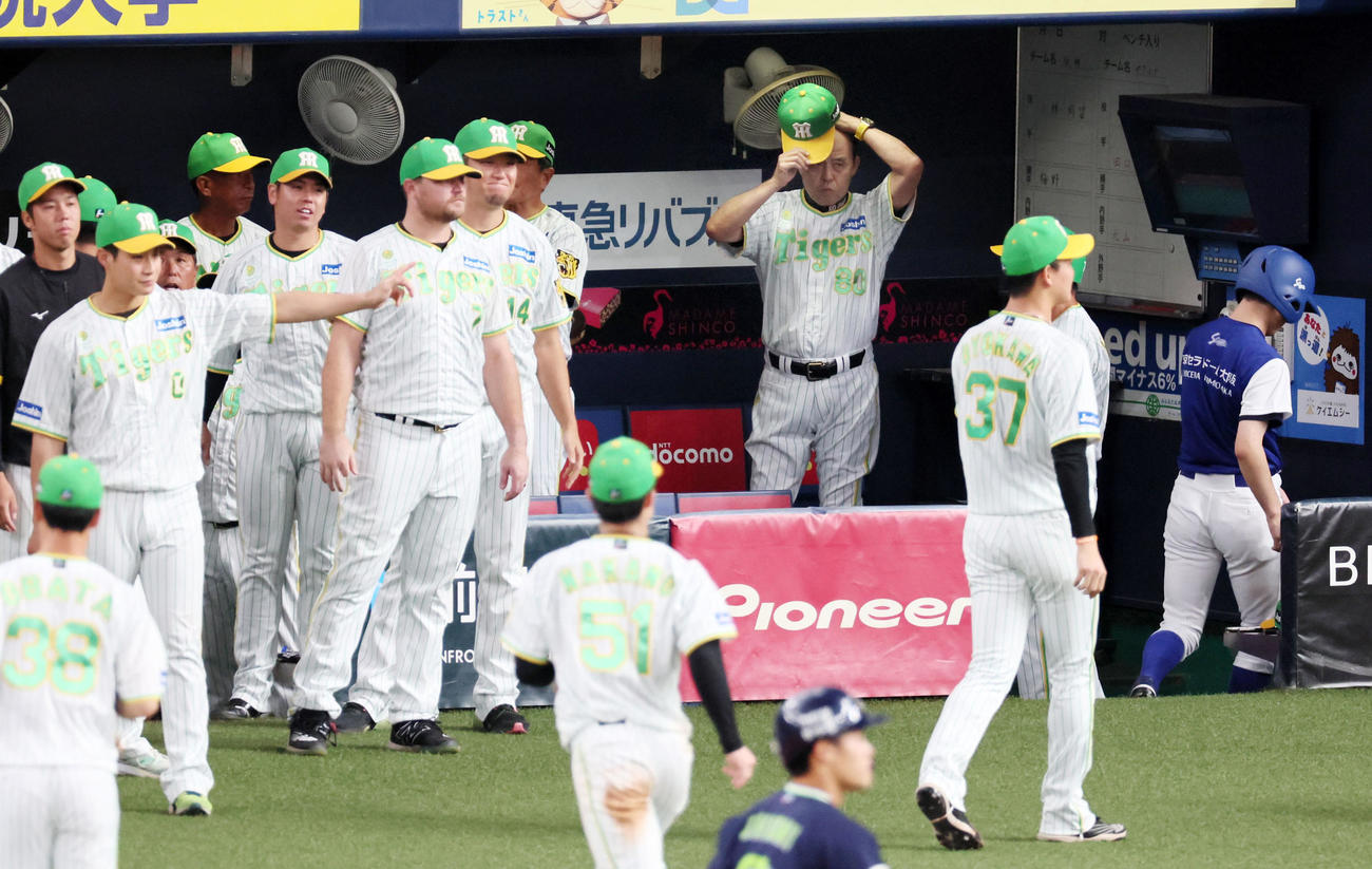 阪神対ヤクルト　12回表を同点で終え、ひとまず負けは無くなった岡田監督（撮影・加藤哉）