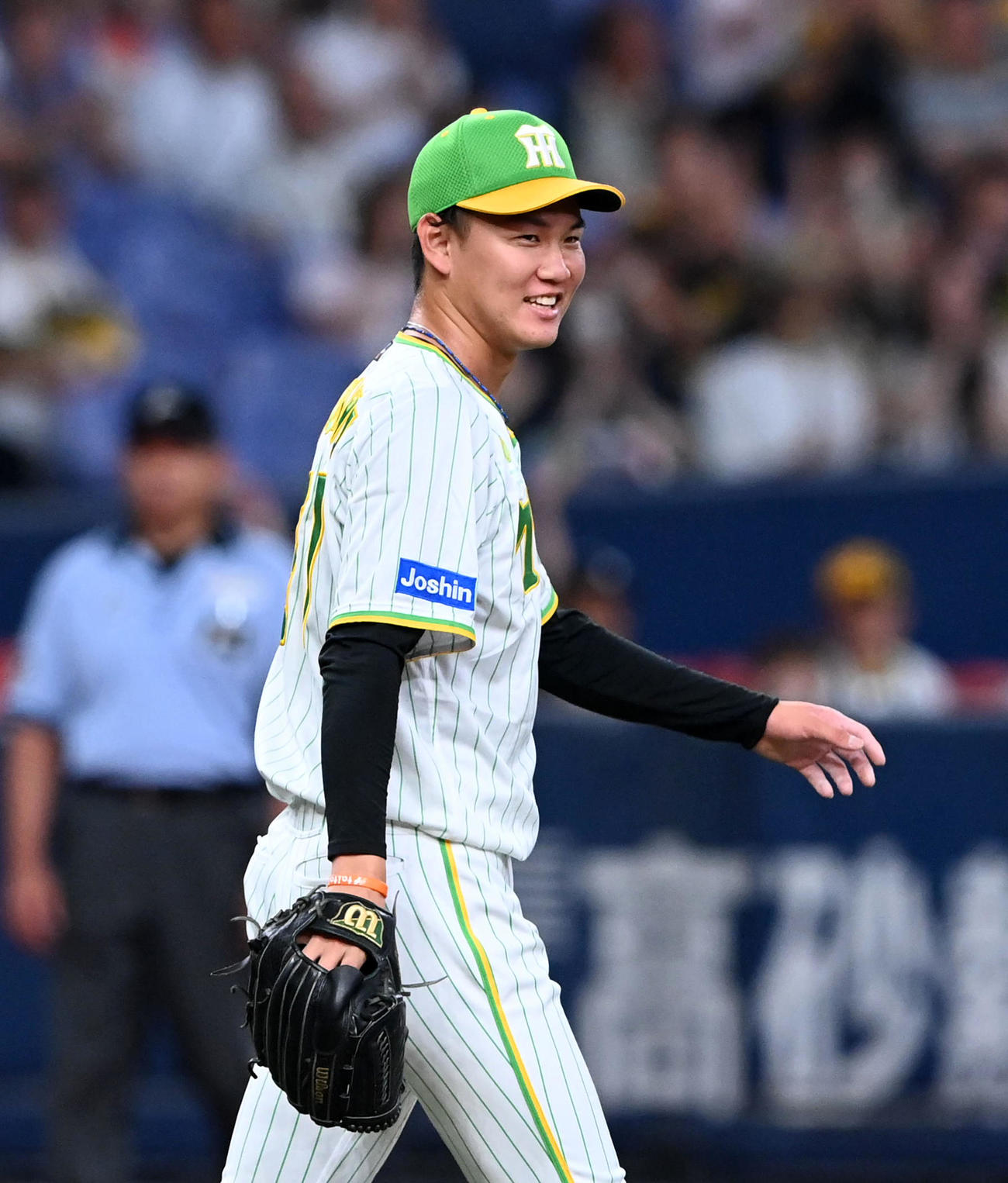 阪神対ヤクルト　10回、笑顔を見せる阪神6番手の及川（撮影・前岡正明）