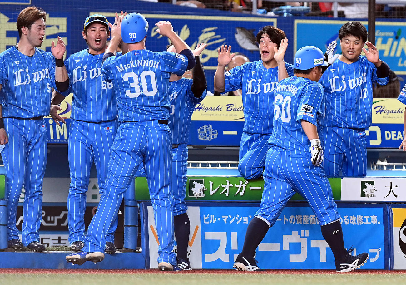ロッテ対西武　7回表西武1死一塁、勝ち越しの2点本塁打を放った中村を迎える松本（右端）（撮影・たえ見朱実）