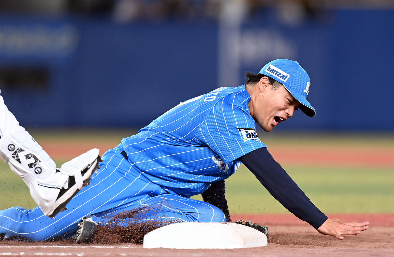 ロッテ対西武　7回裏ロッテ無死、代打角中勝也の一塁への打球でベースカバーに入るも落球し一安とされる松本（撮影・たえ見朱実）