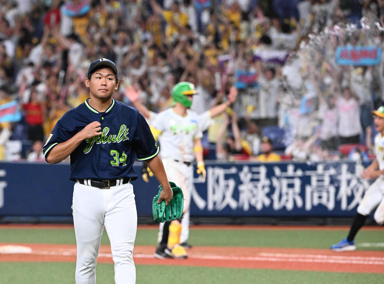 阪神対ヤクルト　12回表無死満塁、佐藤輝にサヨナラ中犠飛を浴び引き揚げる田口（撮影・和賀正仁）