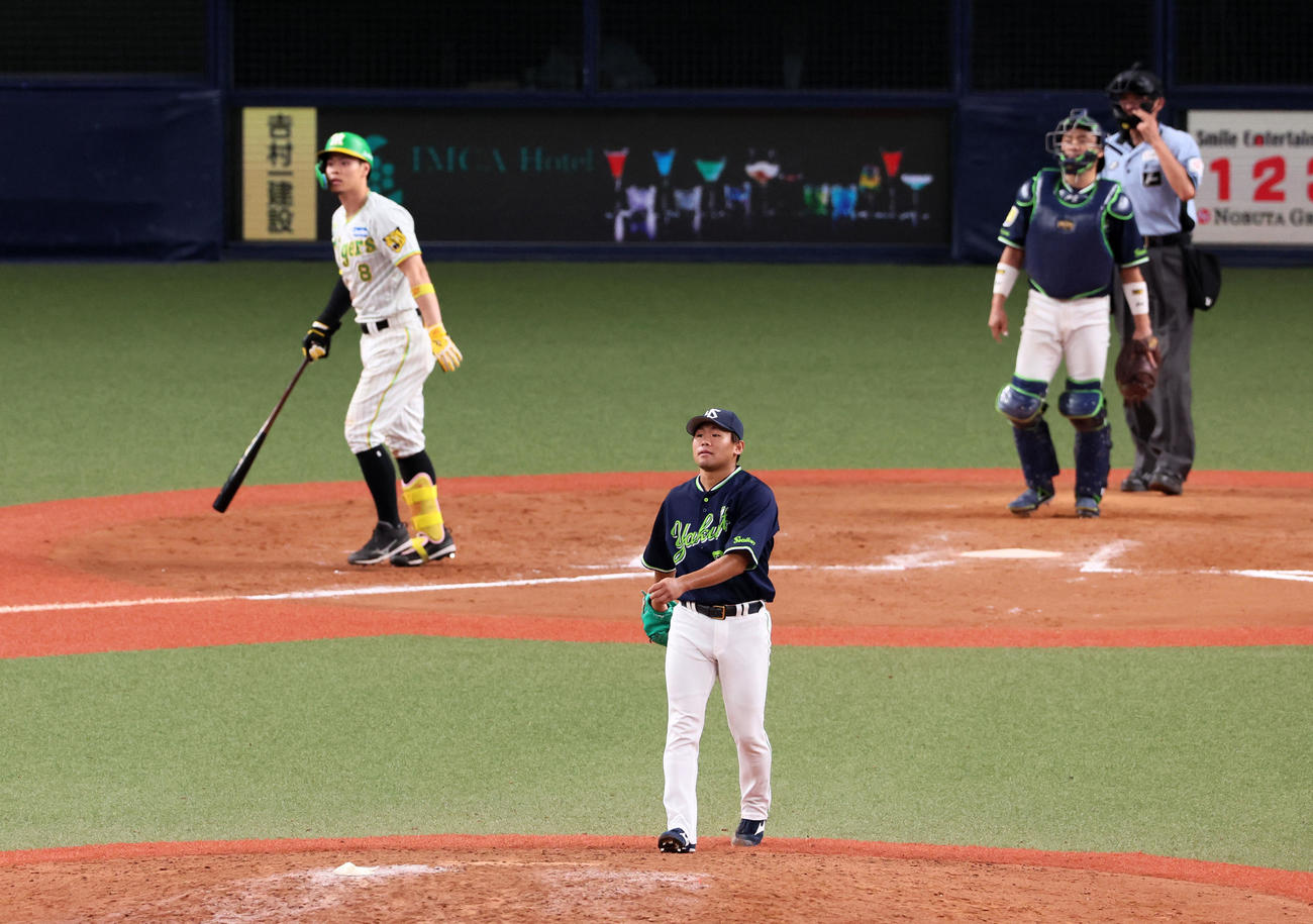 阪神対ヤクルト　12回裏阪神無死満塁、田口は佐藤輝に中犠飛を許しサヨナラ負け（撮影・加藤哉）