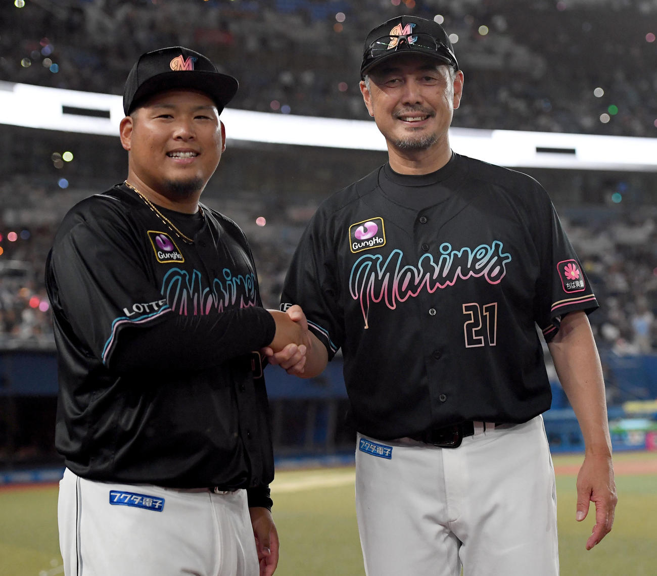 ロッテ対西武　移籍後初勝利を飾り吉井監督（右）と握手を交わすロッテ沢田（撮影・たえ見朱実）