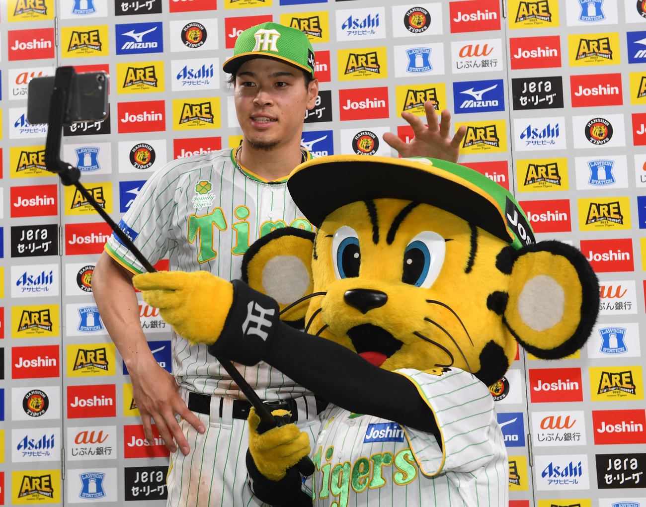 阪神対ヤクルト　お立ち台でトラッキーと記念撮影する佐藤輝（撮影・前岡正明）
