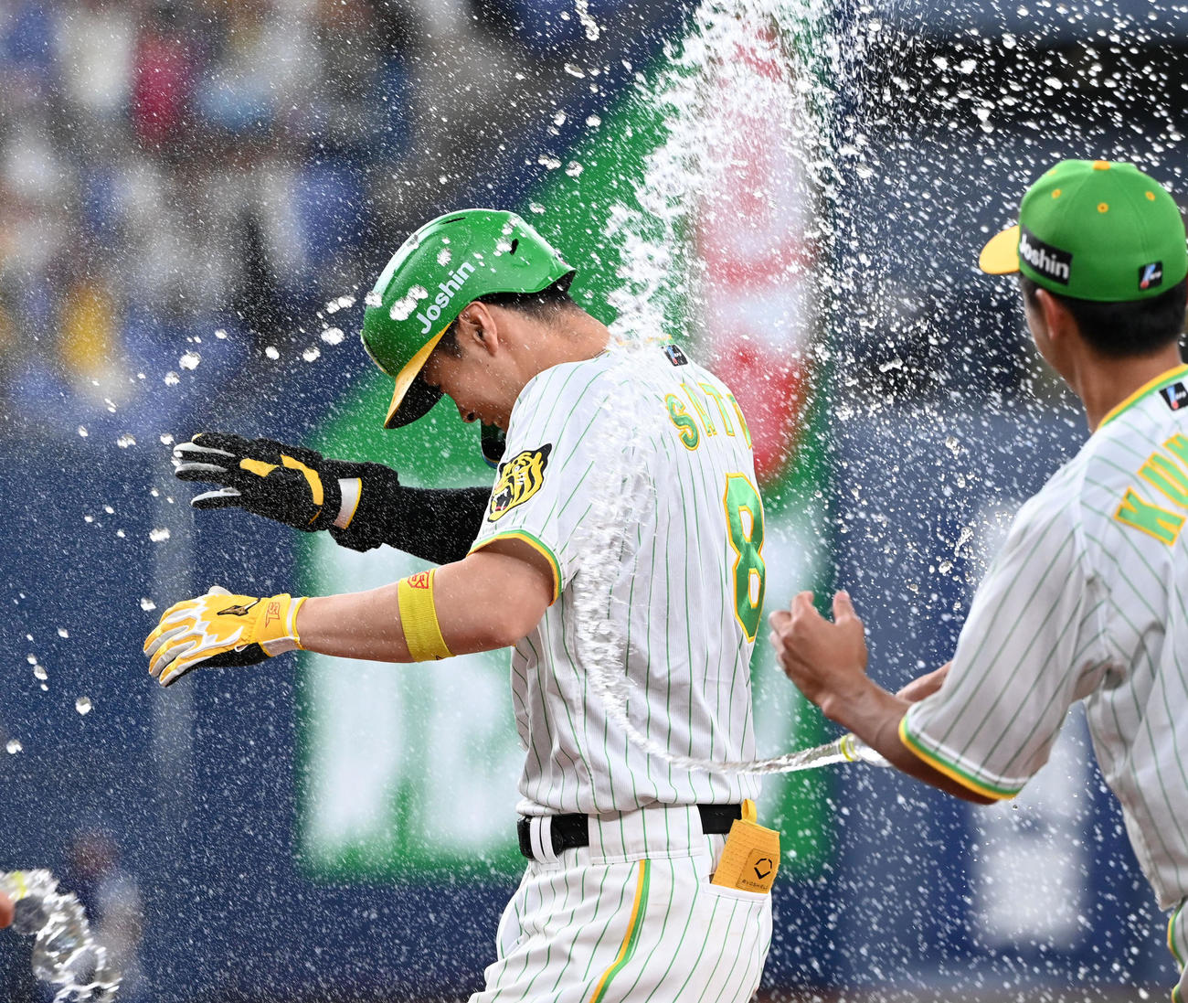 阪神対ヤクルト　12回裏阪神無死満塁、佐藤輝はサヨナラ中犠飛を放ちナインの祝福を受ける（撮影・前岡正明）