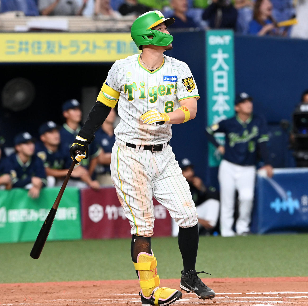 阪神対ヤクルト　12回裏阪神無死満塁、佐藤輝はサヨナラ中犠飛を放つ（撮影・前岡正明）