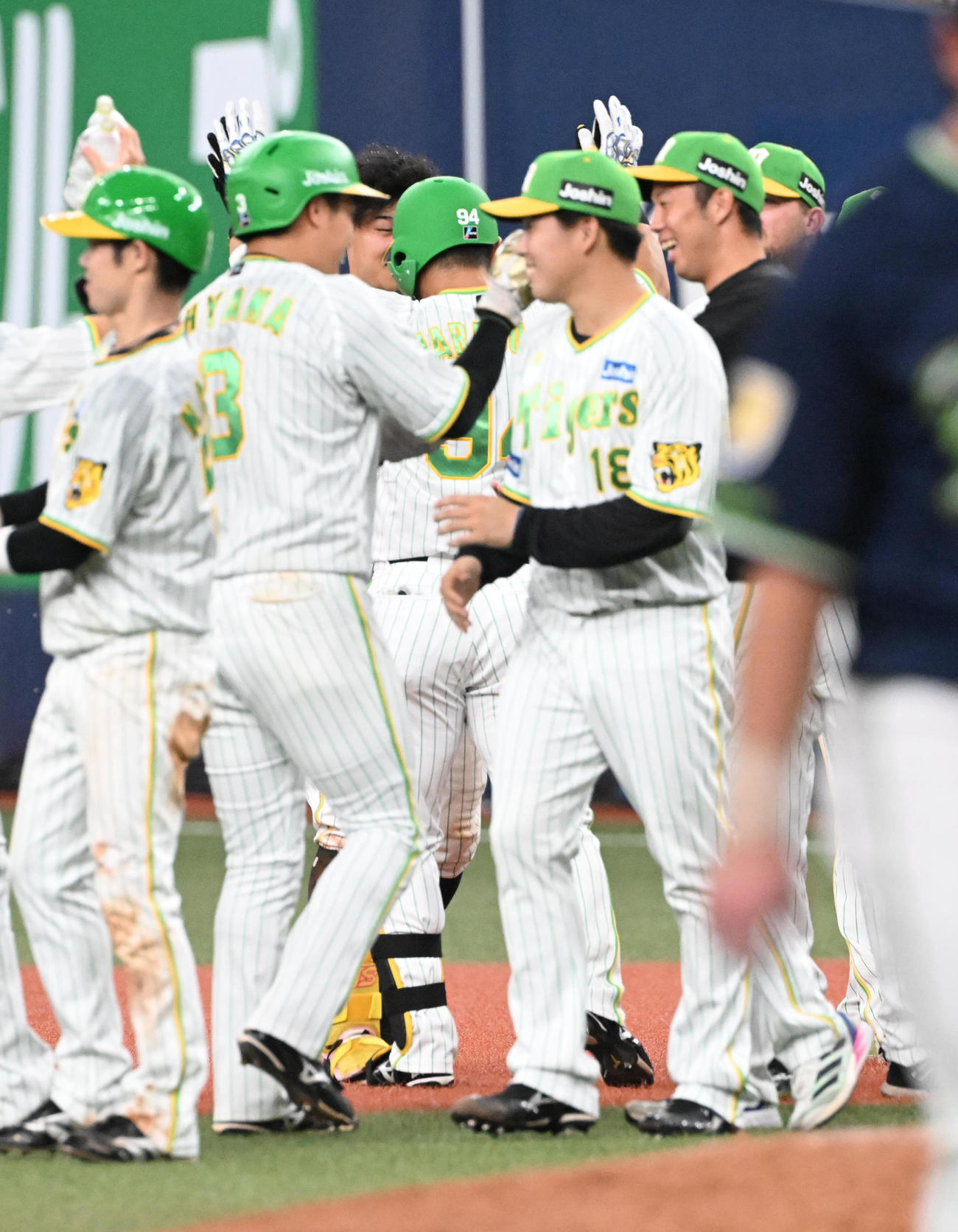 阪神対ヤクルト　ヤクルトにサヨナラ勝ちし佐藤輝（奥）とともに喜ぶ馬場（手前）（撮影・和賀正仁）