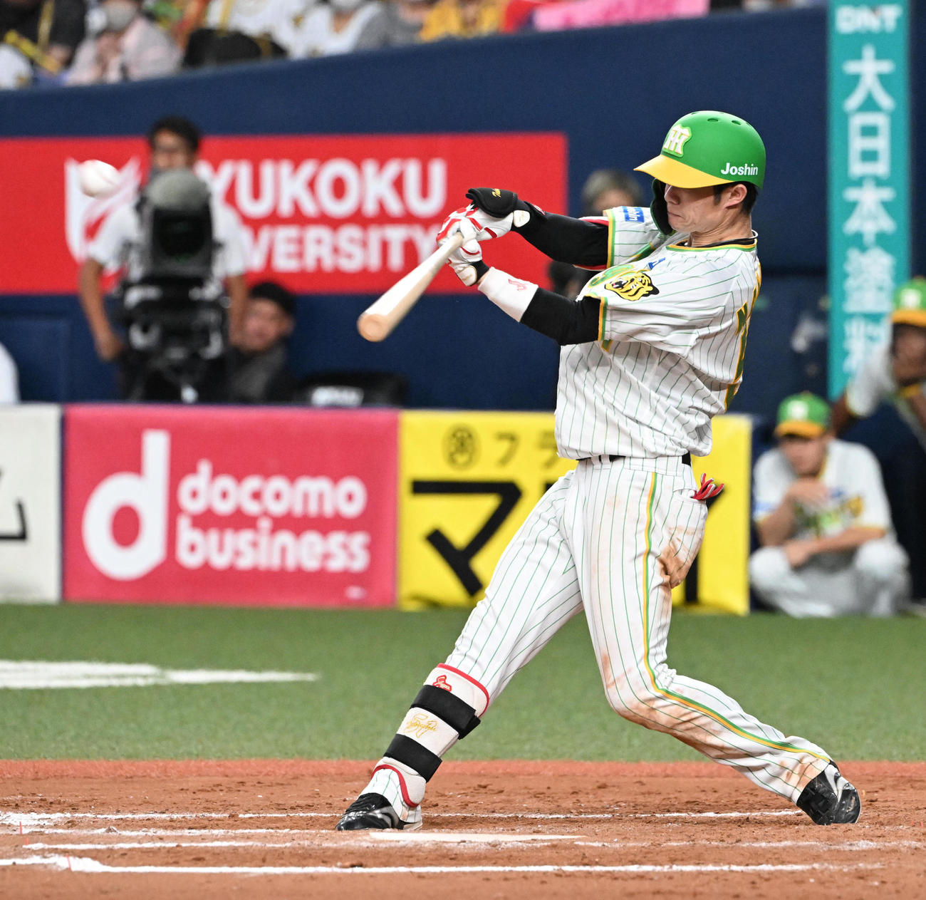 阪神対ヤクルト　12回表阪神無死、左中間に二塁打を放つ中野（撮影・和賀正仁）