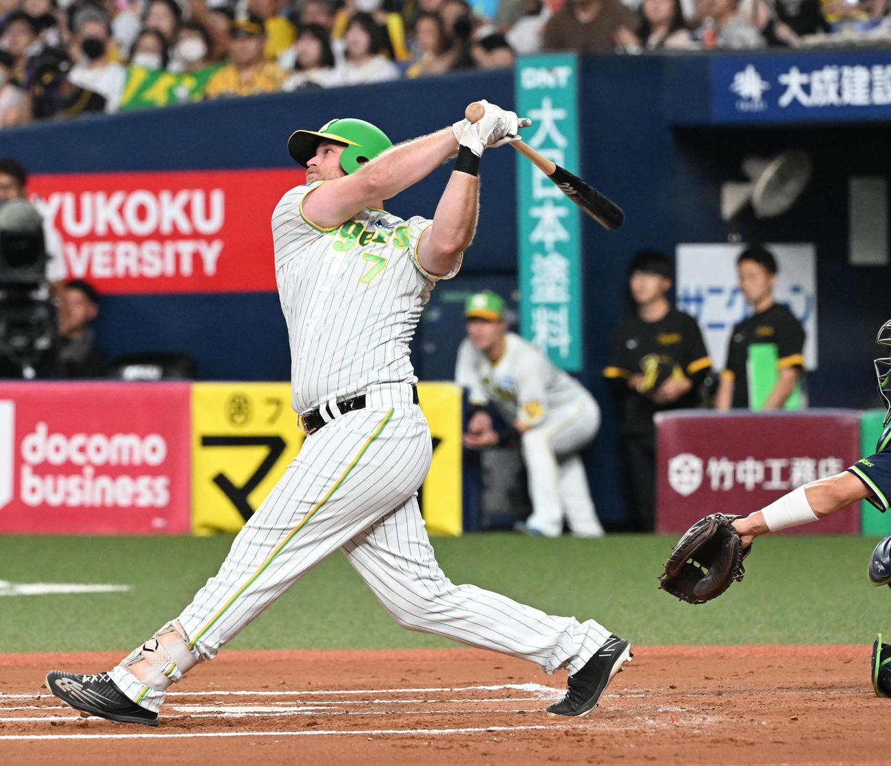 阪神対ヤクルト　6回裏阪神1死一塁、ノイジーは中前打を放つ（撮影・和賀正仁）