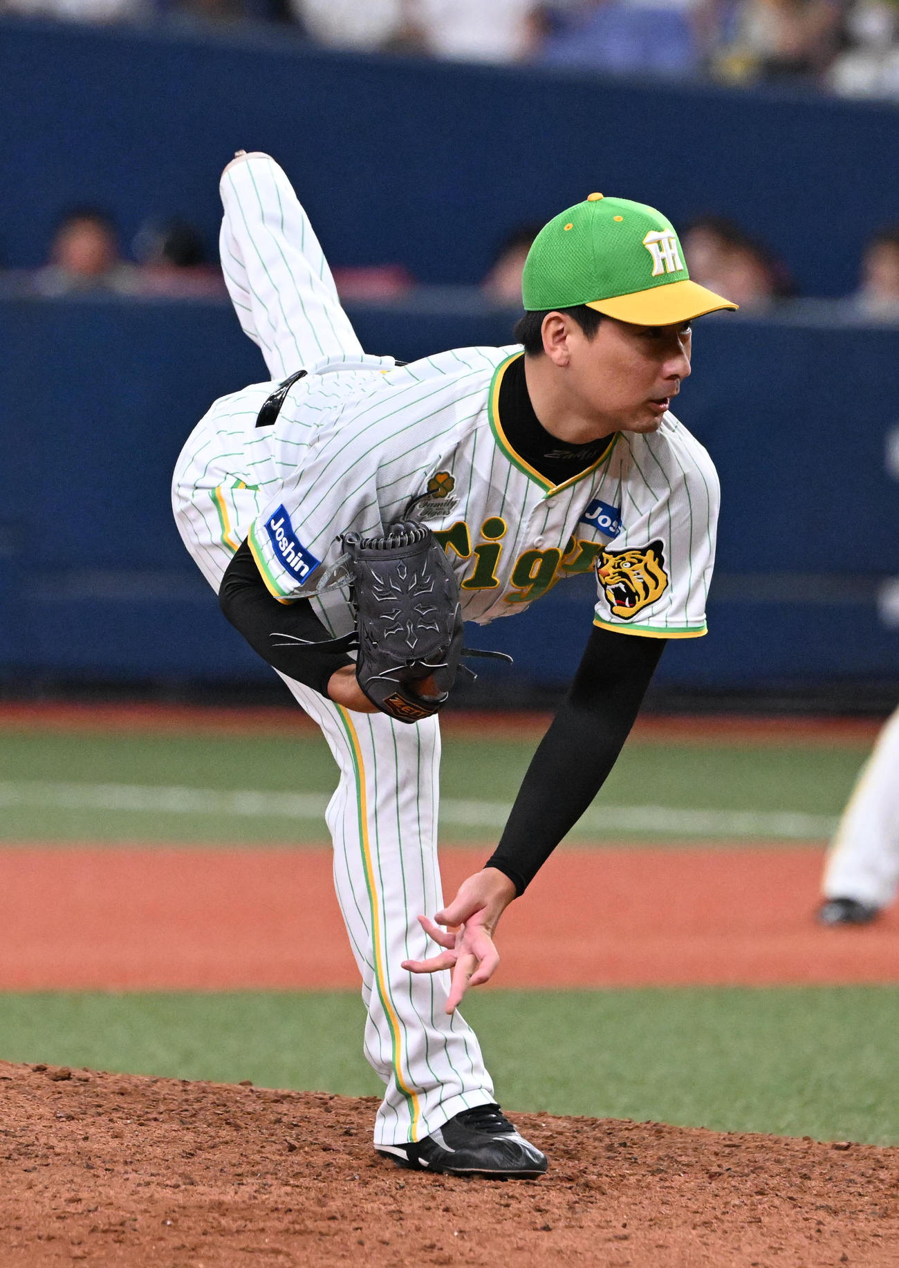 阪神対ヤクルト　10回表1死満塁のピンチを連続三振で切り抜けた阪神岩崎（撮影・和賀正仁）