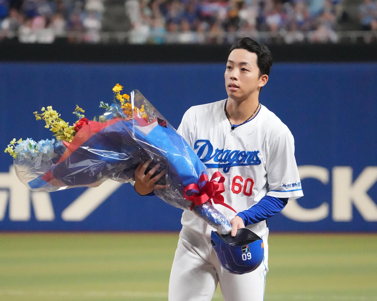 中日対広島　1回裏中日無死、球団新記録の26試合連続安打となる左前安打を放ち花束を受け取る岡林（撮影・森本幸一）