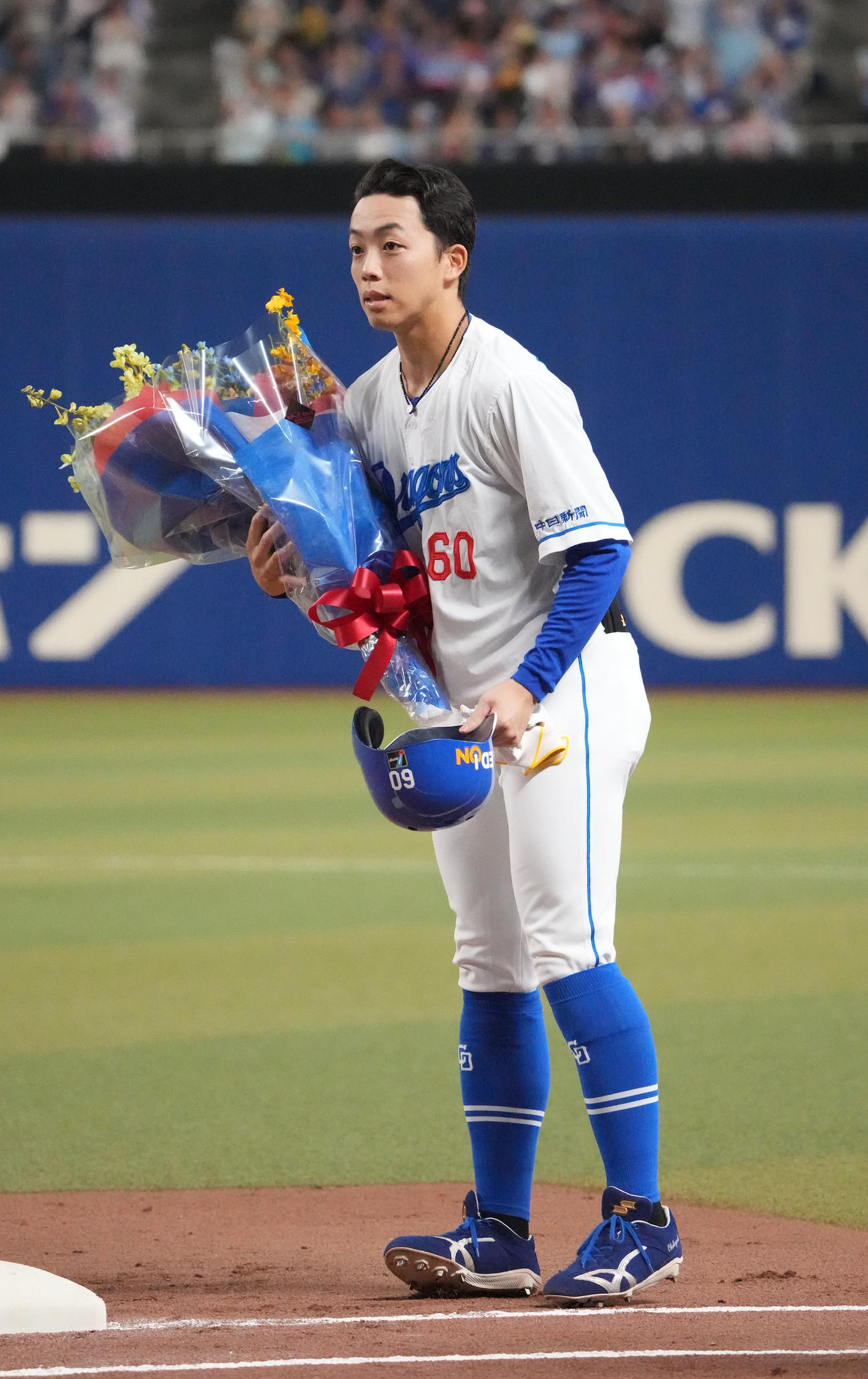 中日対広島　1回裏中日無死、球団新記録の26試合連続安打となる左前安打を放ち花束を受け取る岡林（撮影・森本幸一）
