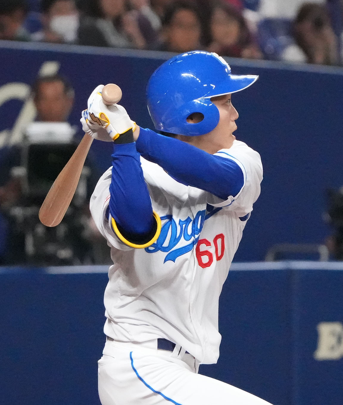 中日対広島　1回裏中日無死、球団新記録の26試合連続安打となる左前安打を放つ岡林（撮影・森本幸一）