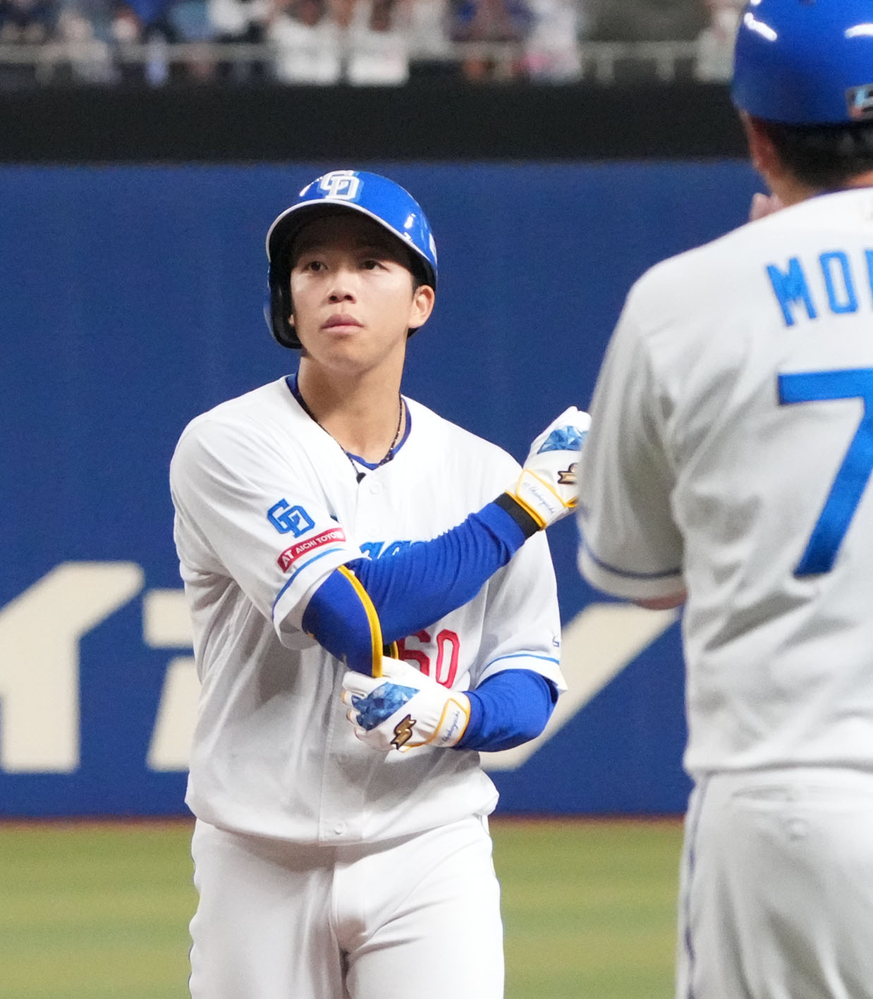 中日対広島　1回裏中日無死、球団新記録の26試合連続安打となる左前安打を放つ岡林（撮影・森本幸一）