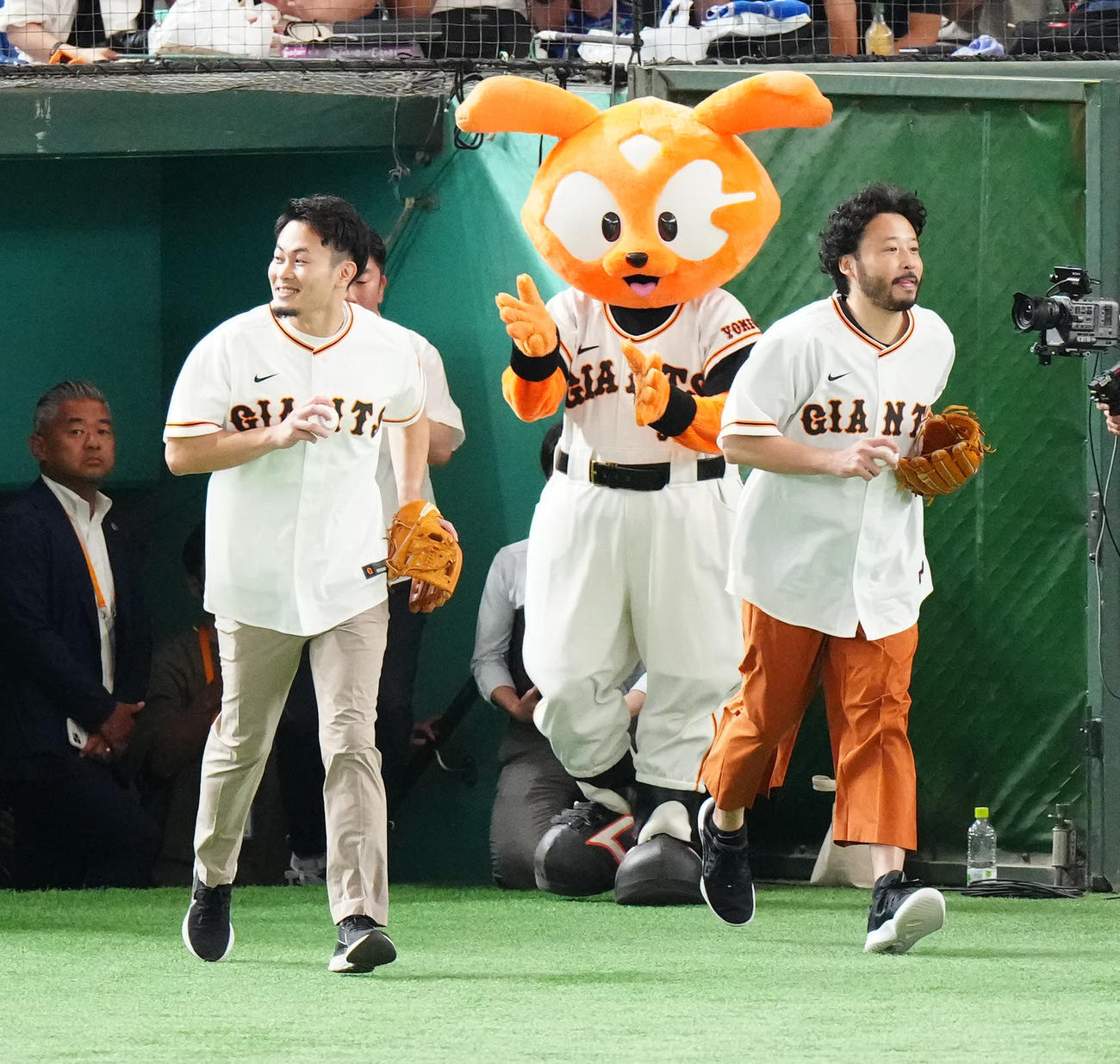 巨人対DeNA　試合前、始球式に臨むバスケットボールの田臥（右）とラグビーの福岡さん（撮影・江口和貴）