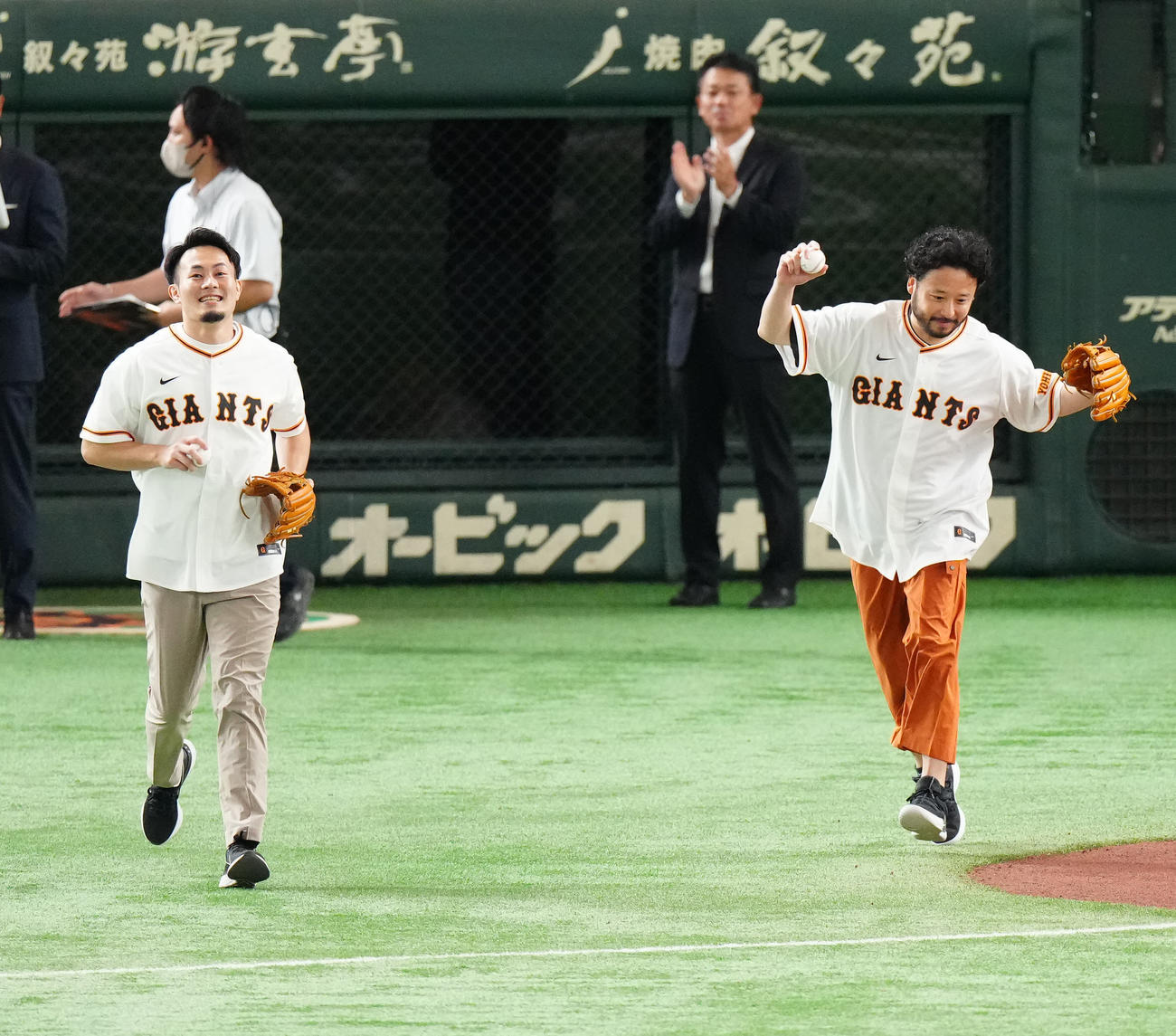 巨人対DeNA　試合前、始球式に臨むバスケットボールの田臥（右）とラグビーの福岡さん（撮影・江口和貴）