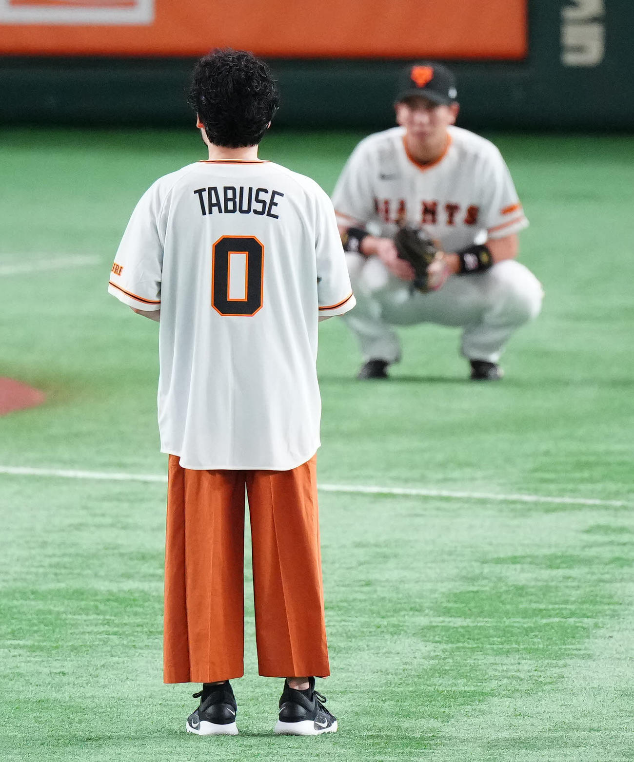 巨人対DeNA　試合前、始球式に臨むバスケットボールの田臥（撮影・江口和貴）