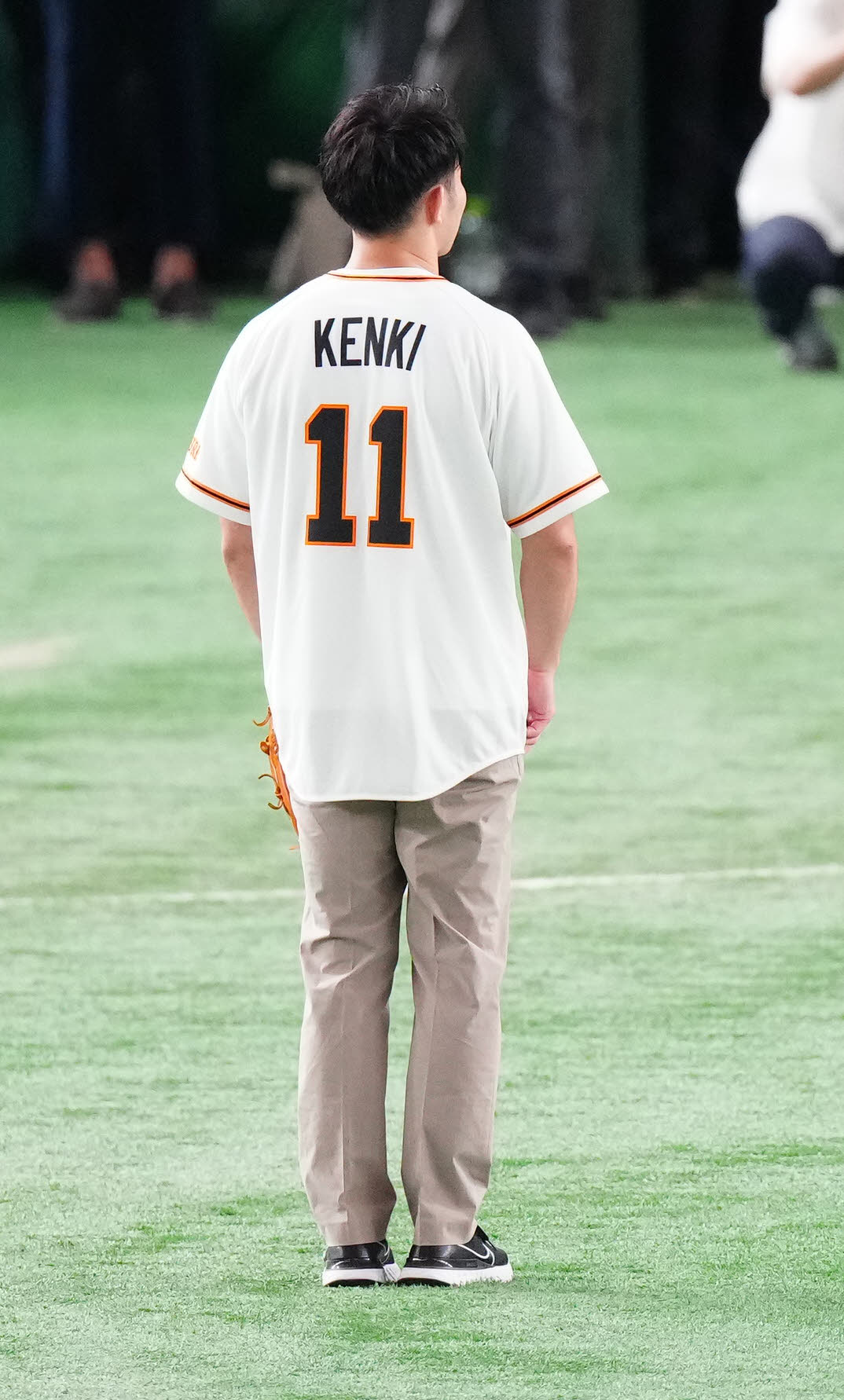 巨人対DeNA　試合前、始球式に臨むラグビーの福岡さん（撮影・江口和貴）