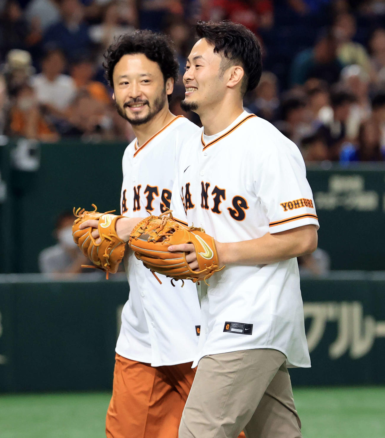 巨人対DeNA　始球式を務めた福岡堅樹氏（手前）と田臥勇太氏（撮影・浅見桂子）
