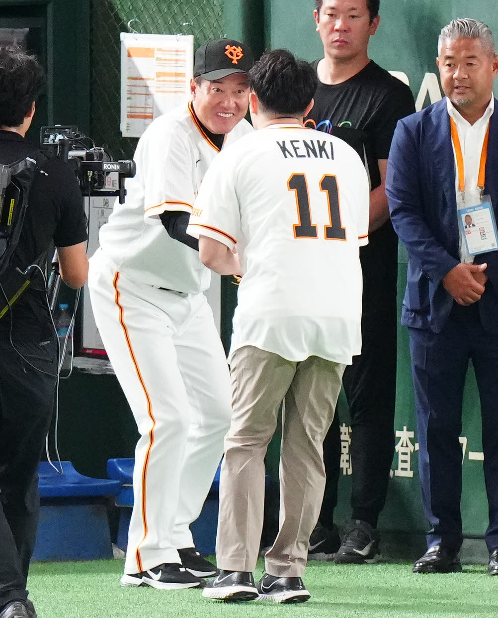 巨人対DeNA　試合前、始球式に臨んだラグビーの福岡さん（中央）と握手をかわす巨人原監督（撮影・江口和貴）
