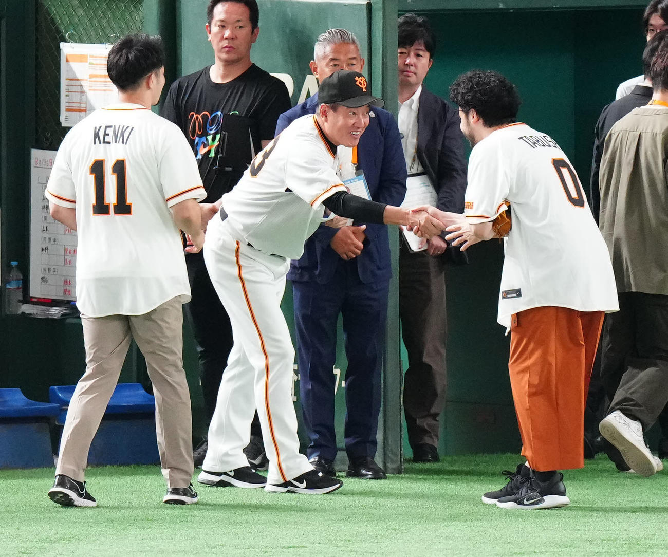 巨人対DeNA　試合前、始球式に臨んだバスケットボールの田臥（右）と握手を交わす巨人原監督（撮影・江口和貴）