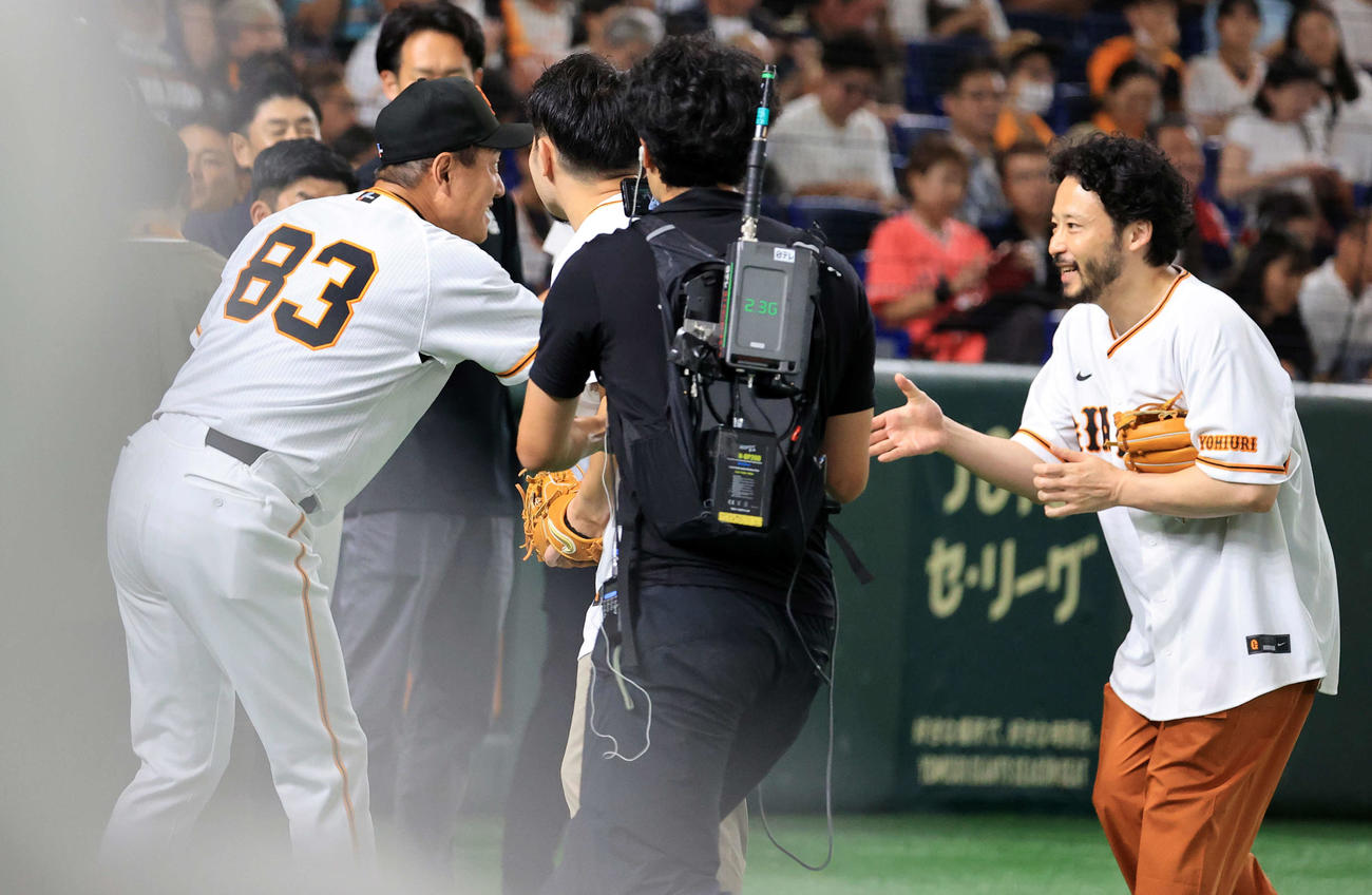巨人対DeNA　始球式を務めた田臥勇太氏（右）は原監督と握手（撮影・浅見桂子）