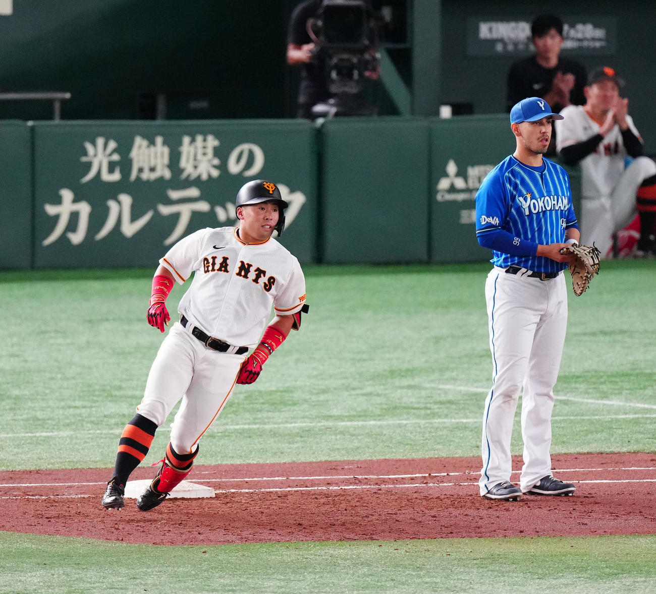 巨人対DeNA 3回裏巨人1死、左前打を放つ浅野（左）（撮影・江口和貴）