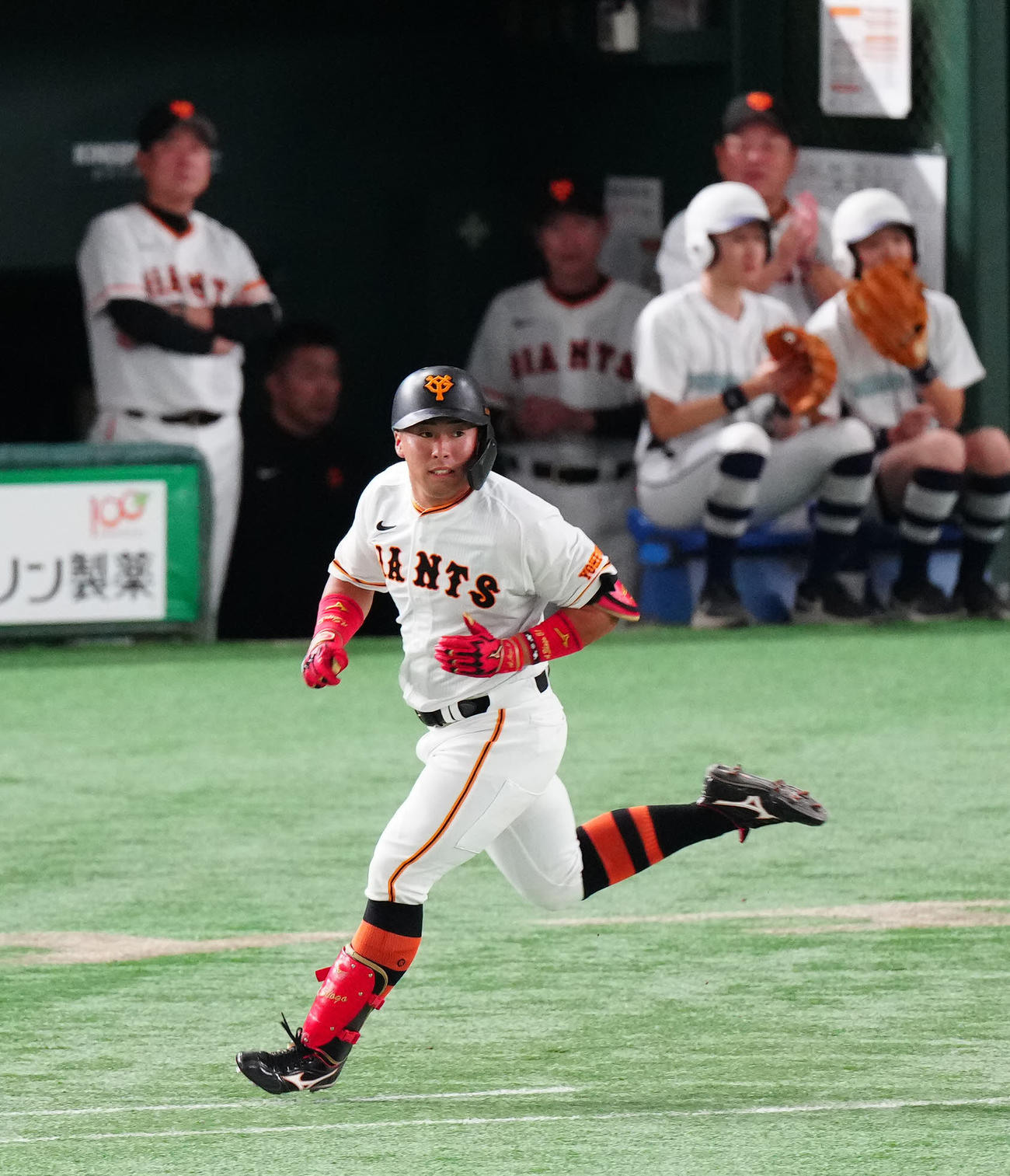 巨人対DeNA 3回裏巨人1死、左前打を放つ浅野（撮影・江口和貴）