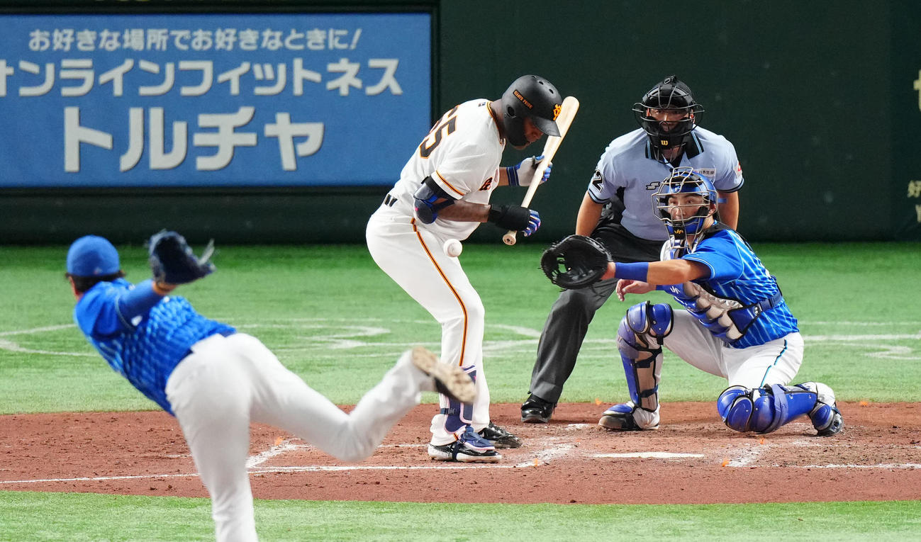 巨人対DeNA 3回裏巨人1死一塁、死球を受けるメンデス。投手上茶谷（撮影・江口和貴）