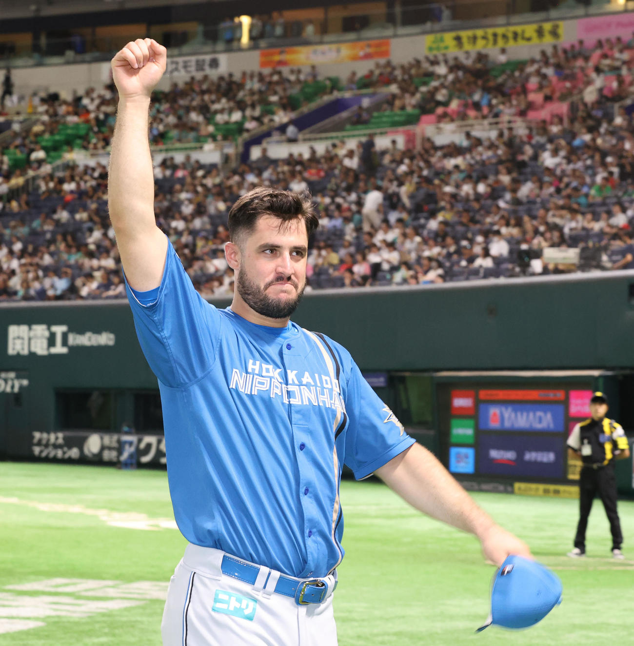 ソフトバンク対日本ハム　ヒーローになったマルティネスは笑顔でポーズ（撮影・梅根麻紀）