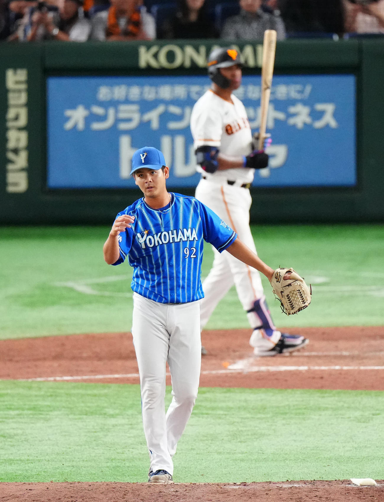 巨人対DeNA 5回裏巨人無死、メンデス（後方）から見逃し三振を奪った宮城（撮影・江口和貴）