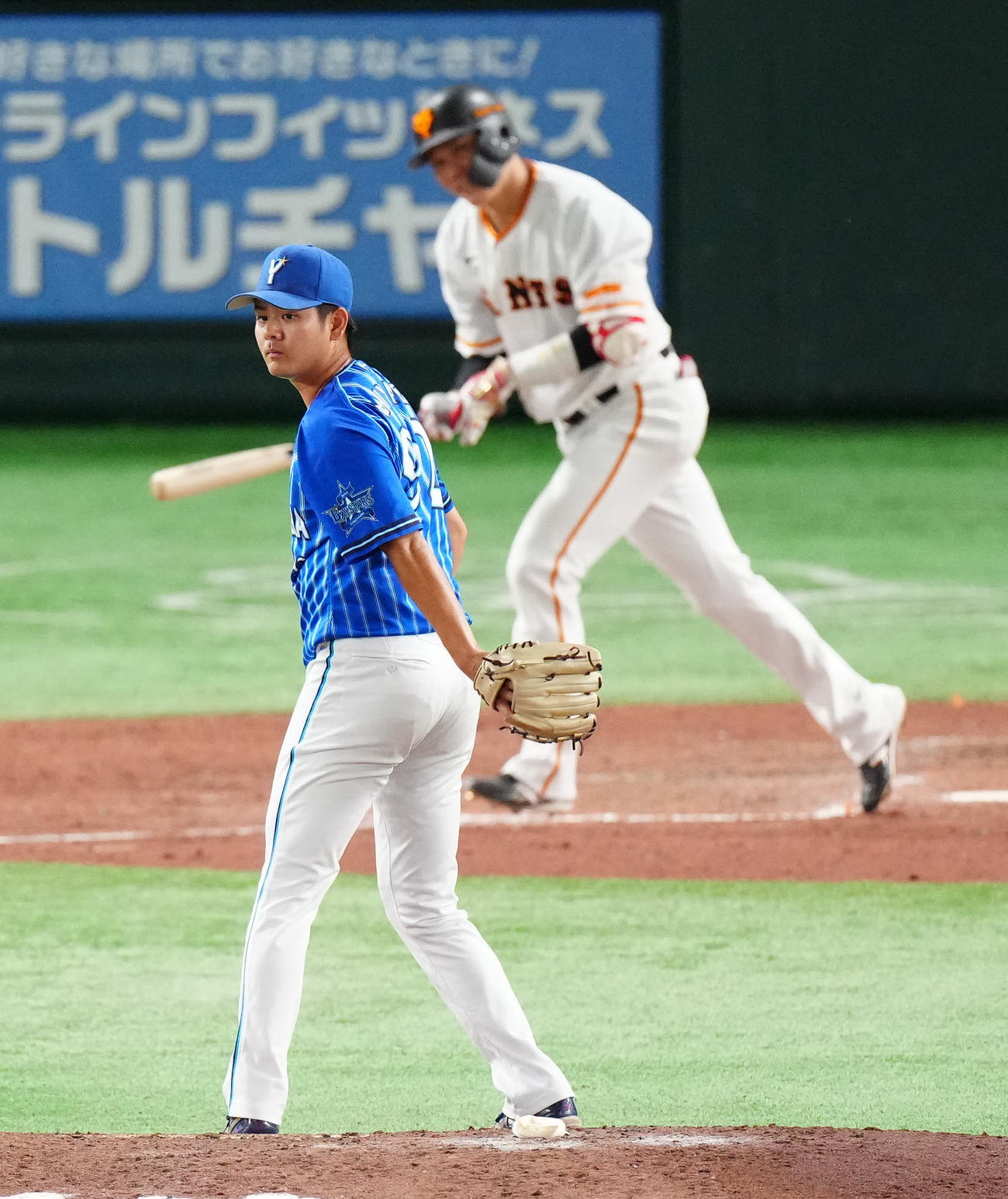 巨人対DeNA 5回裏巨人2死二塁、坂本（後方）を二ゴロに仕留める宮城（撮影・江口和貴）
