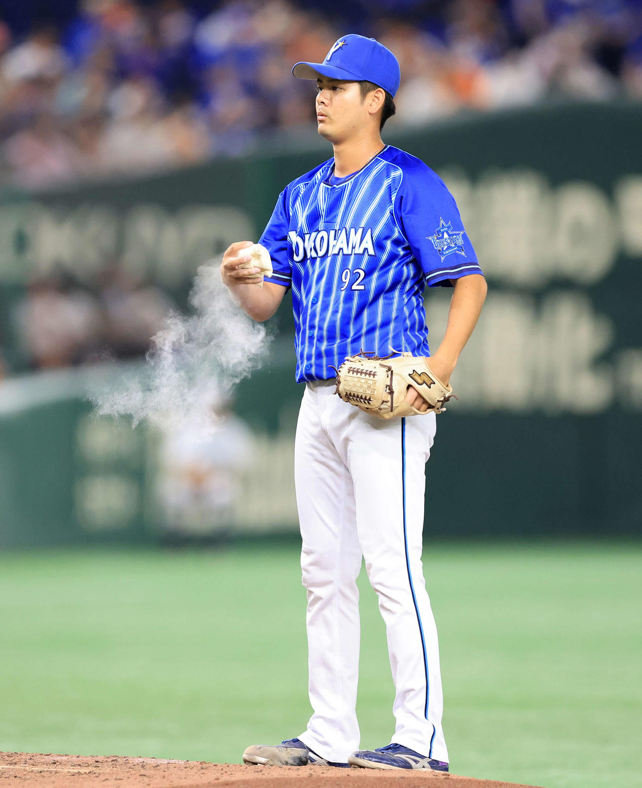 巨人対DeNA 5回裏巨人の攻撃で登板した宮城は、ロージンバッグの粉をはたく（撮影・浅見桂子）