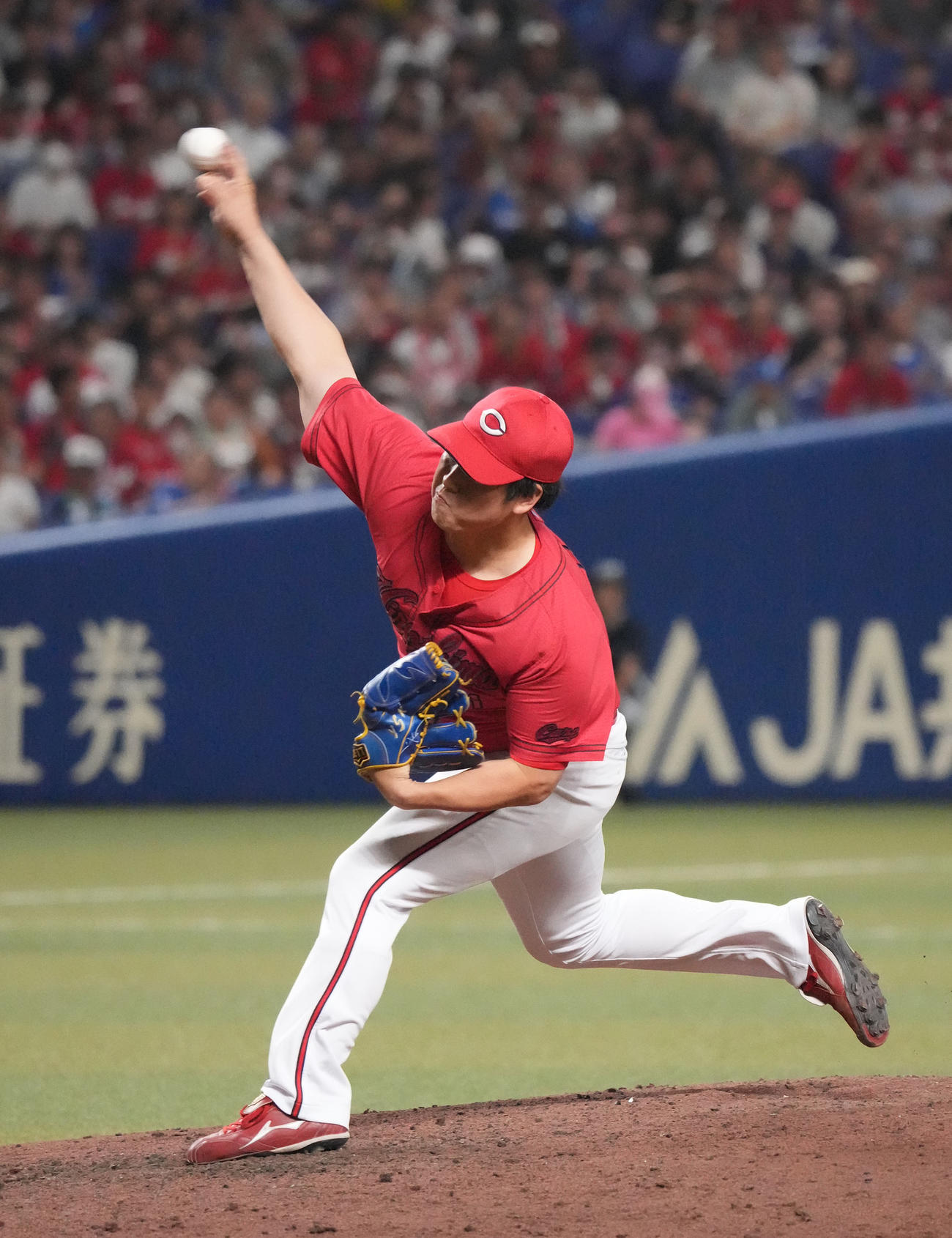 中日対広島　10回裏、広島4番手で登板する矢崎（撮影・森本幸一）