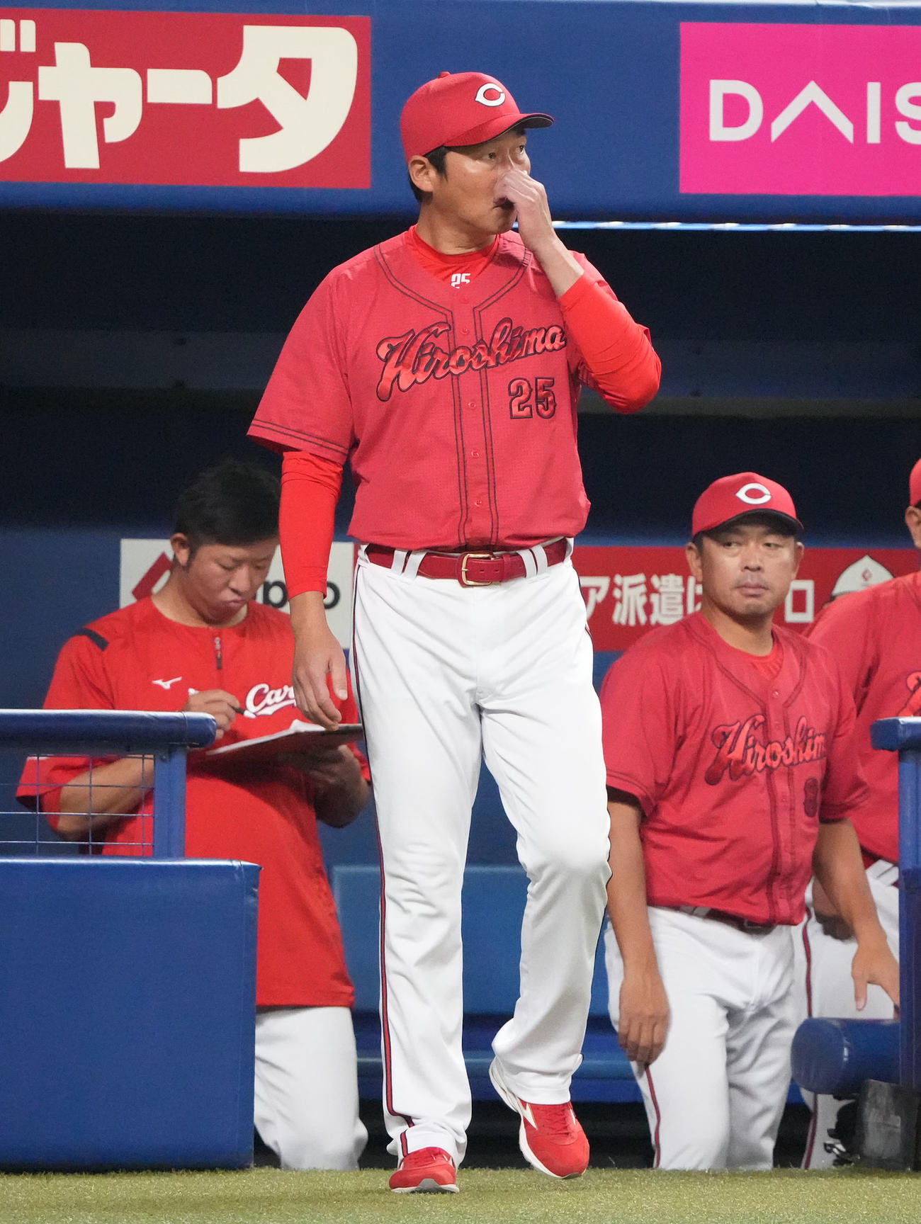 中日対広島　8回表終了、選手交代を告げる新井監督（撮影・森本幸一）