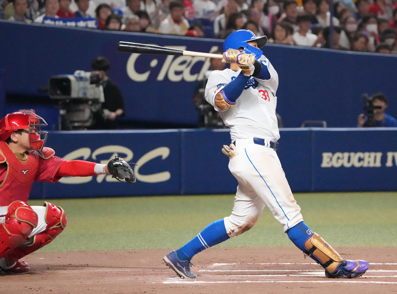 中日対広島　10回裏中日無死、右越えソロ本塁打を放つ宇佐見（撮影・森本幸一）