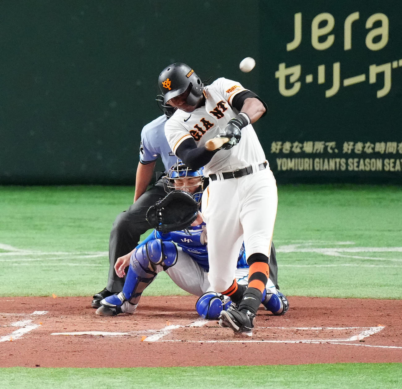 巨人対DeNA 1回裏巨人1死満塁、満塁本塁打を放つブリンソン（撮影・江口和貴）