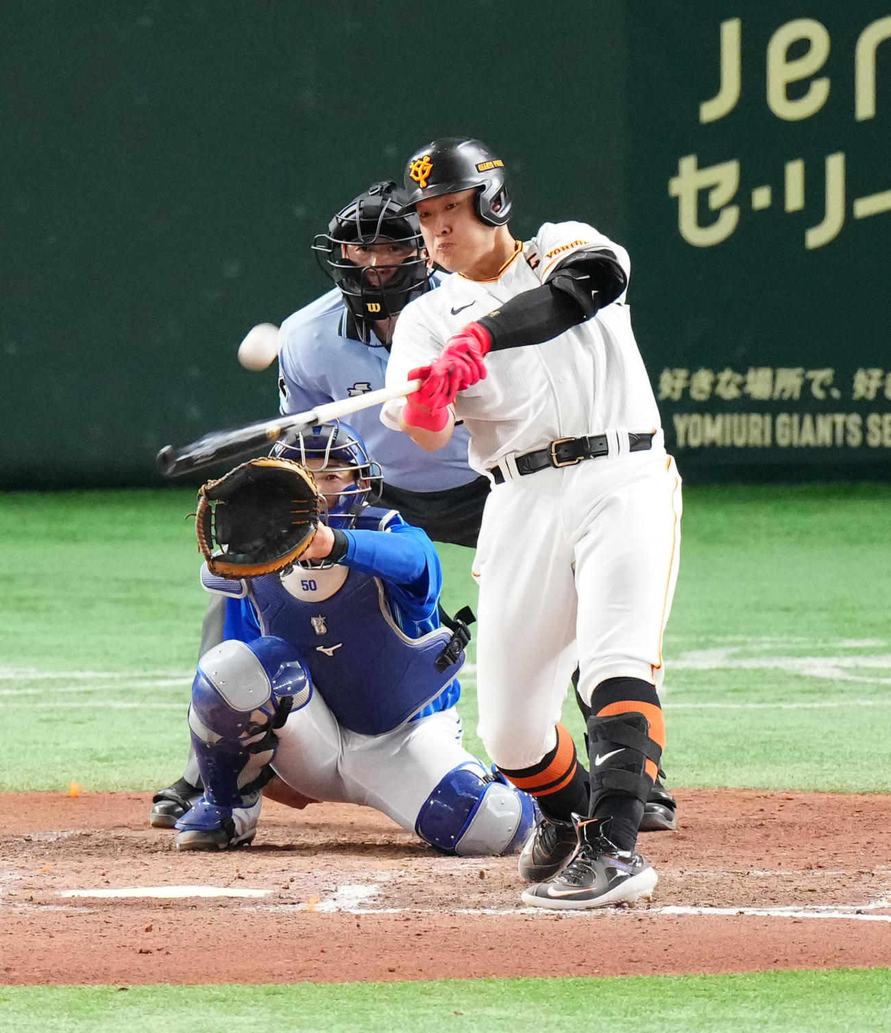 巨人対DeNA 8回裏巨人無死、左越えソロ本塁打を放つ岡本和（撮影・江口和貴）